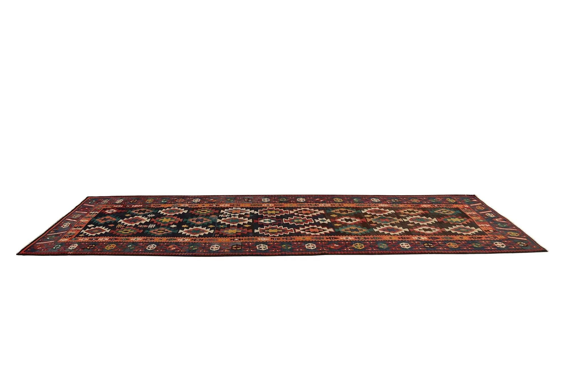 Entdecken Sie die Eleganz der türkischen Kilims mit Teppichen. Dieses exklusive Design, das mit viel Liebe zum Detail entworfen wurde, ist perfekt, um Ihren Raum zu verschönern.