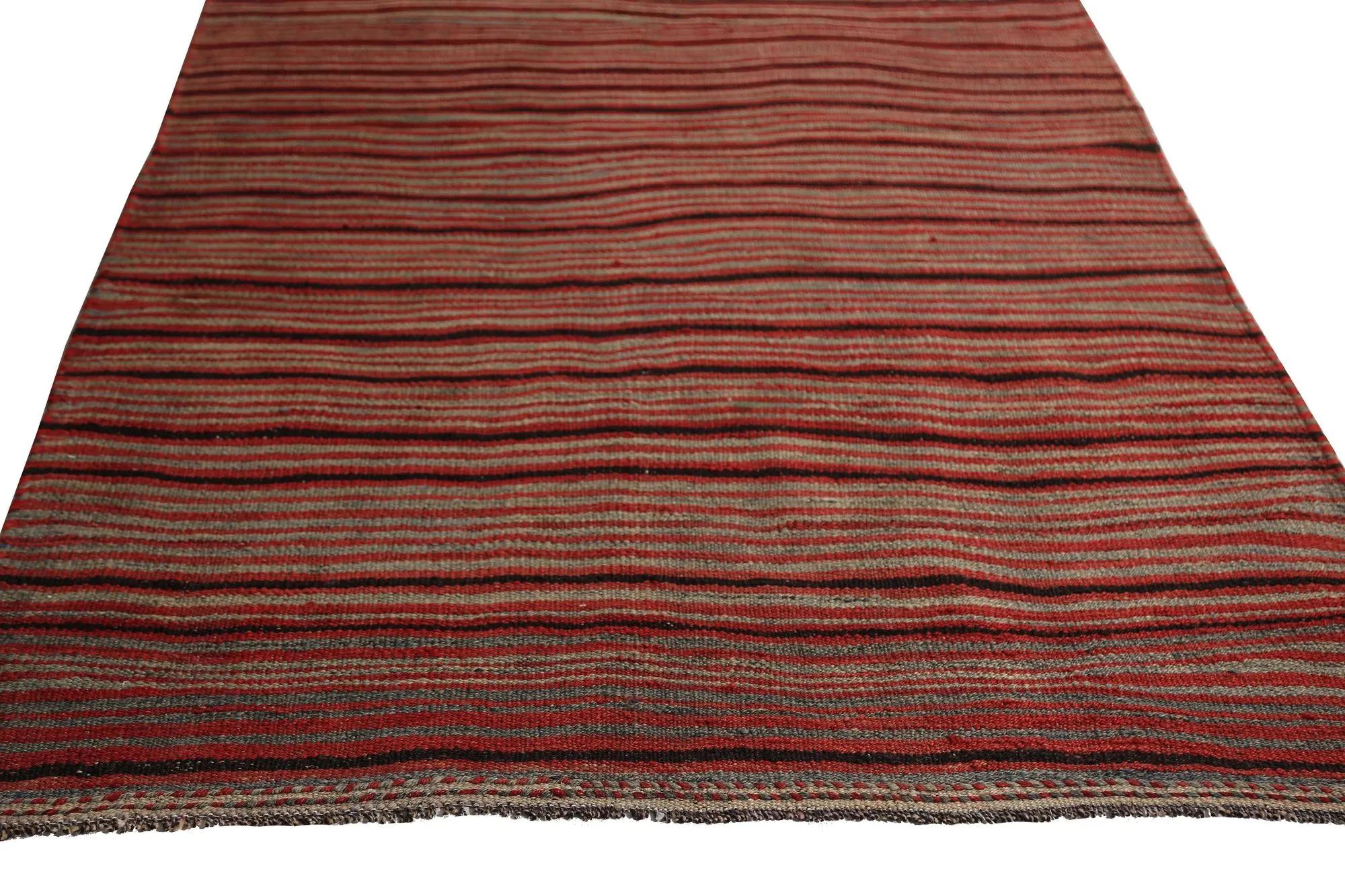 Entdecken Sie die Eleganz der türkischen Kilims mit Teppichen. Dieses exklusive Design, das mit viel Liebe zum Detail entworfen wurde, ist perfekt, um Ihren Raum zu verschönern.
