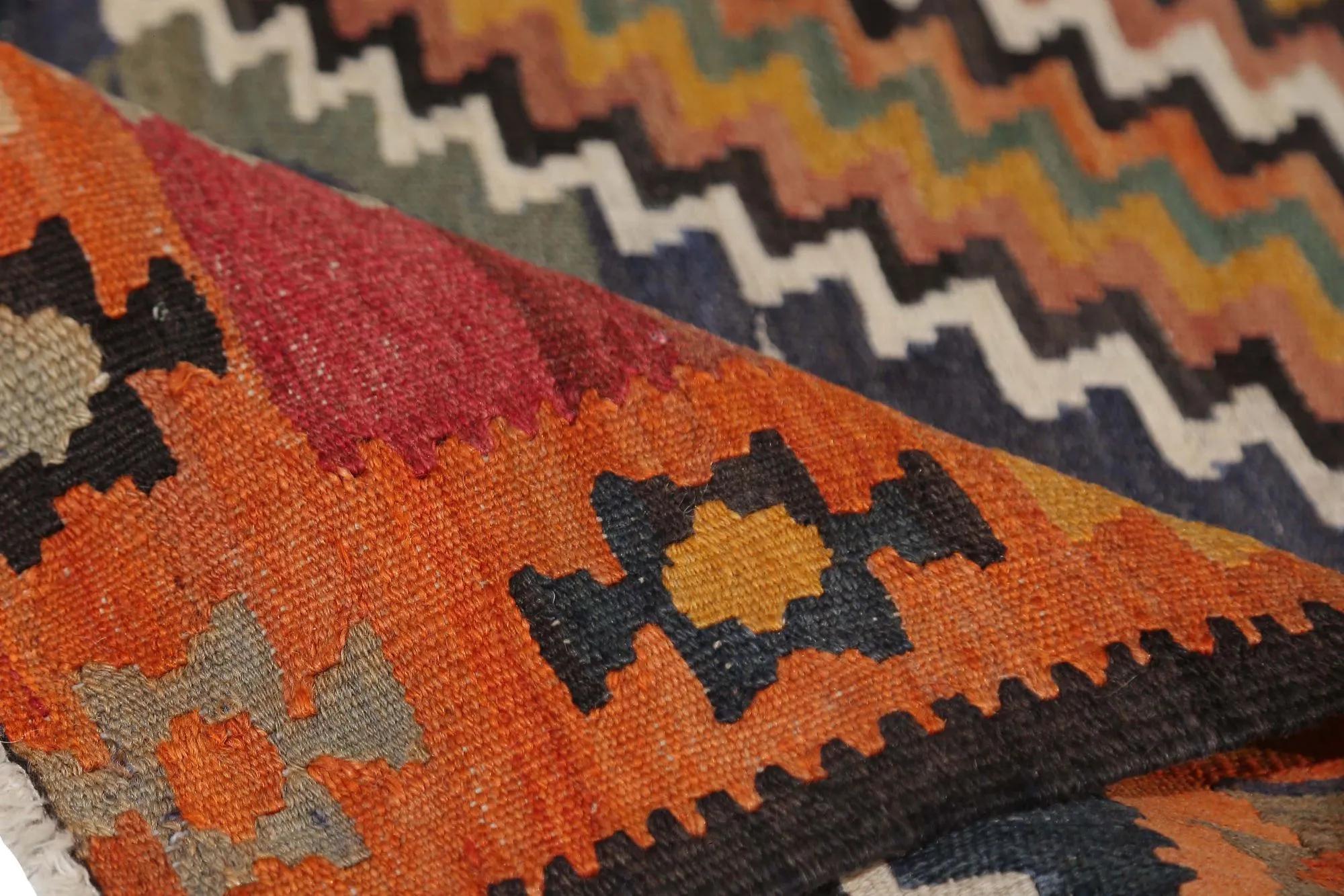 Entdecken Sie die Eleganz der türkischen Kilims mit Teppichen. Dieses exklusive Design, das mit viel Liebe zum Detail entworfen wurde, ist perfekt, um Ihren Raum zu verschönern.