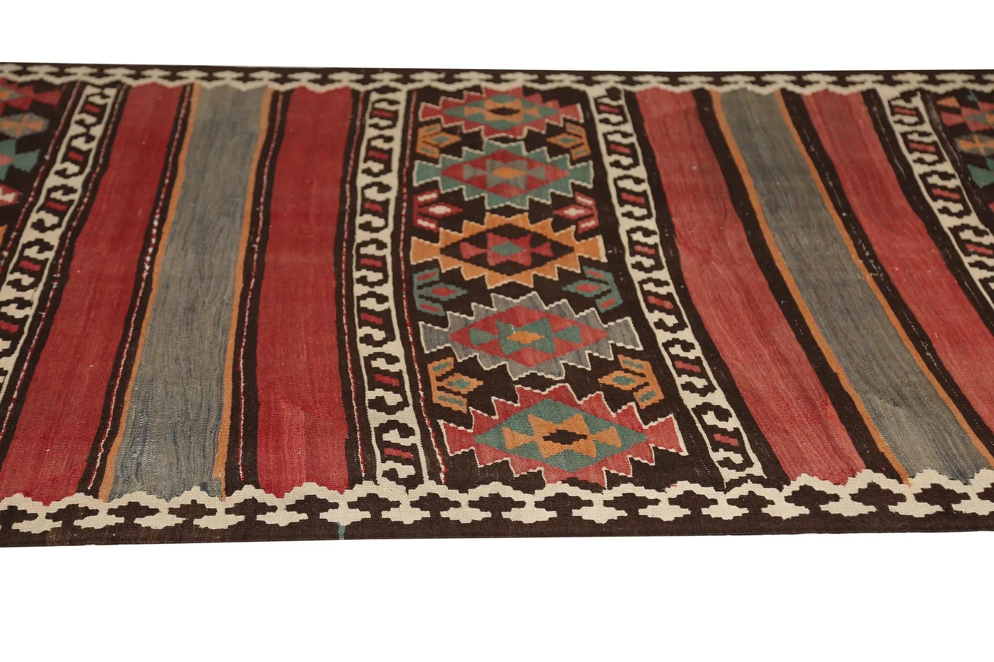 Scopri l'eleganza dei Rug & Kilim della Turchia. Progettato con una meticolosa attenzione ai dettagli, questo design esclusivo è perfetto per valorizzare il tuo spazio.