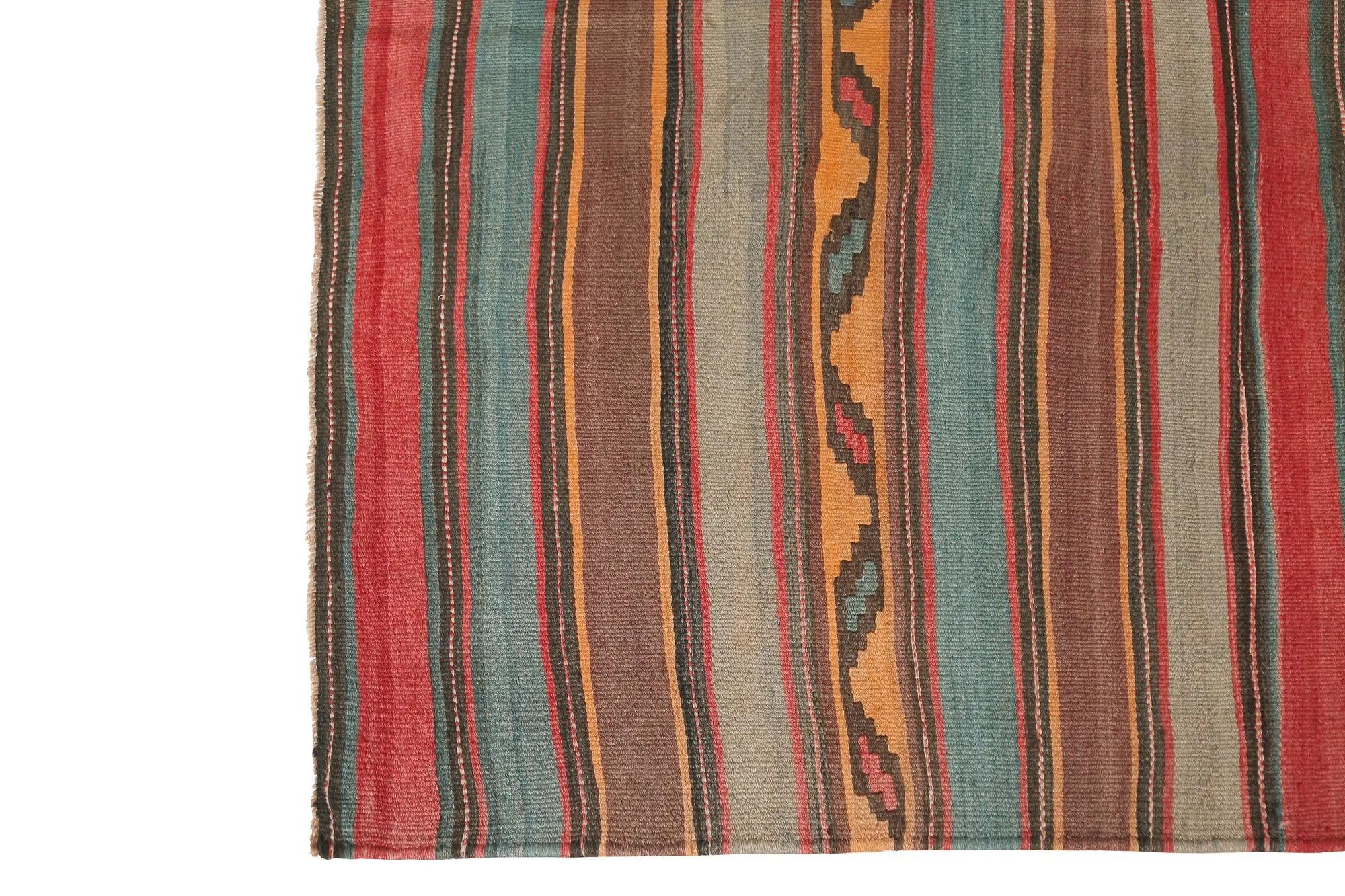 Entdecken Sie die Eleganz der türkischen Kilims mit Teppichen. Dieses exklusive Design, das mit viel Liebe zum Detail entworfen wurde, ist perfekt, um Ihren Raum zu verschönern.