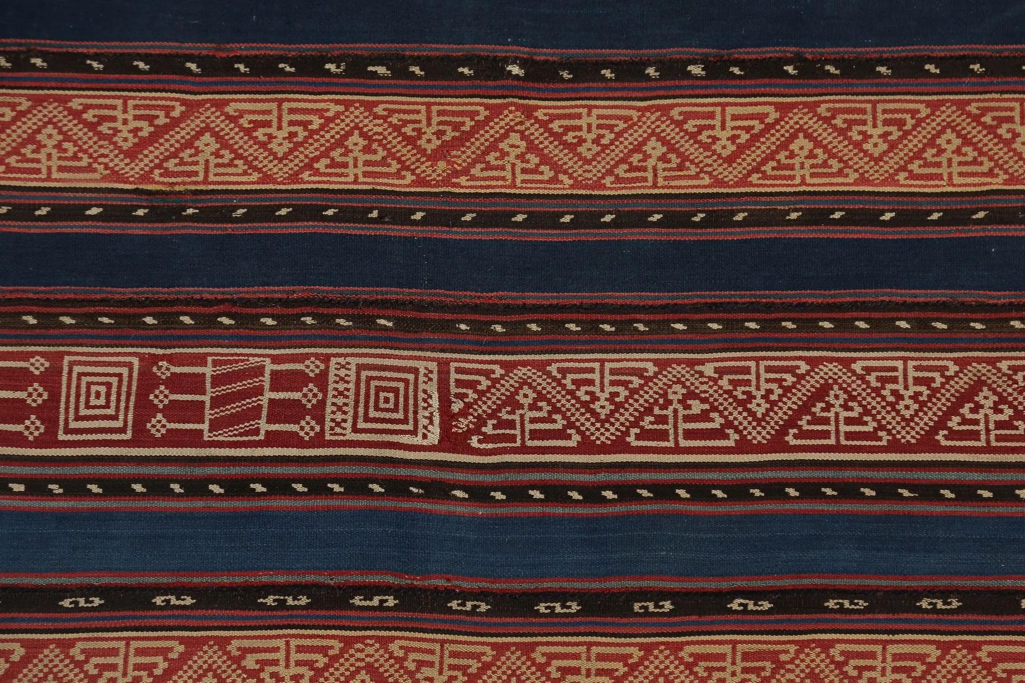 Entdecken Sie die Eleganz der türkischen Kilims mit Teppichen. Dieses exklusive Design, das mit viel Liebe zum Detail entworfen wurde, ist perfekt, um Ihren Raum zu verschönern.