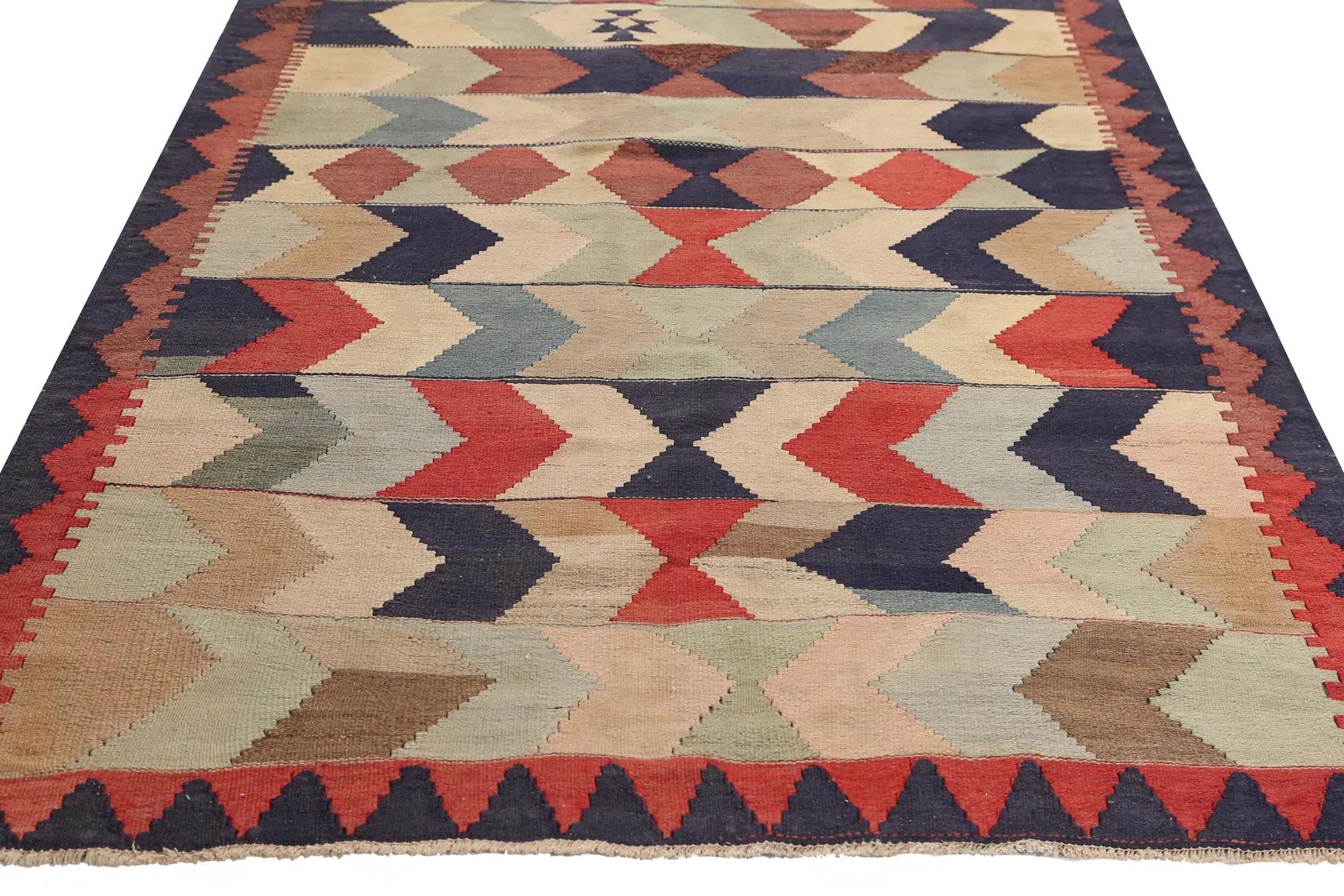 Scopri l'eleganza dei Rug & Kilim della Turchia. Progettato con una meticolosa attenzione ai dettagli, questo design esclusivo è perfetto per valorizzare il tuo spazio.