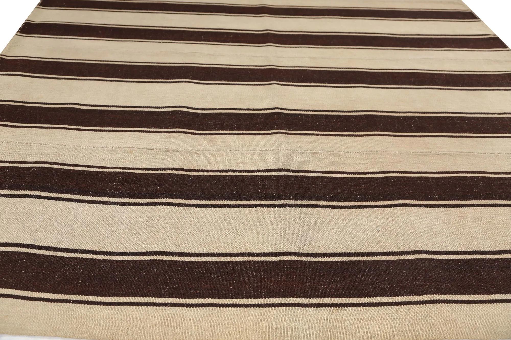 Découvrez l'élégance des tapis Rug & Kilim de Turquie. Conçu avec une attention méticuleuse aux détails, ce design exclusif est parfait pour mettre en valeur votre espace.