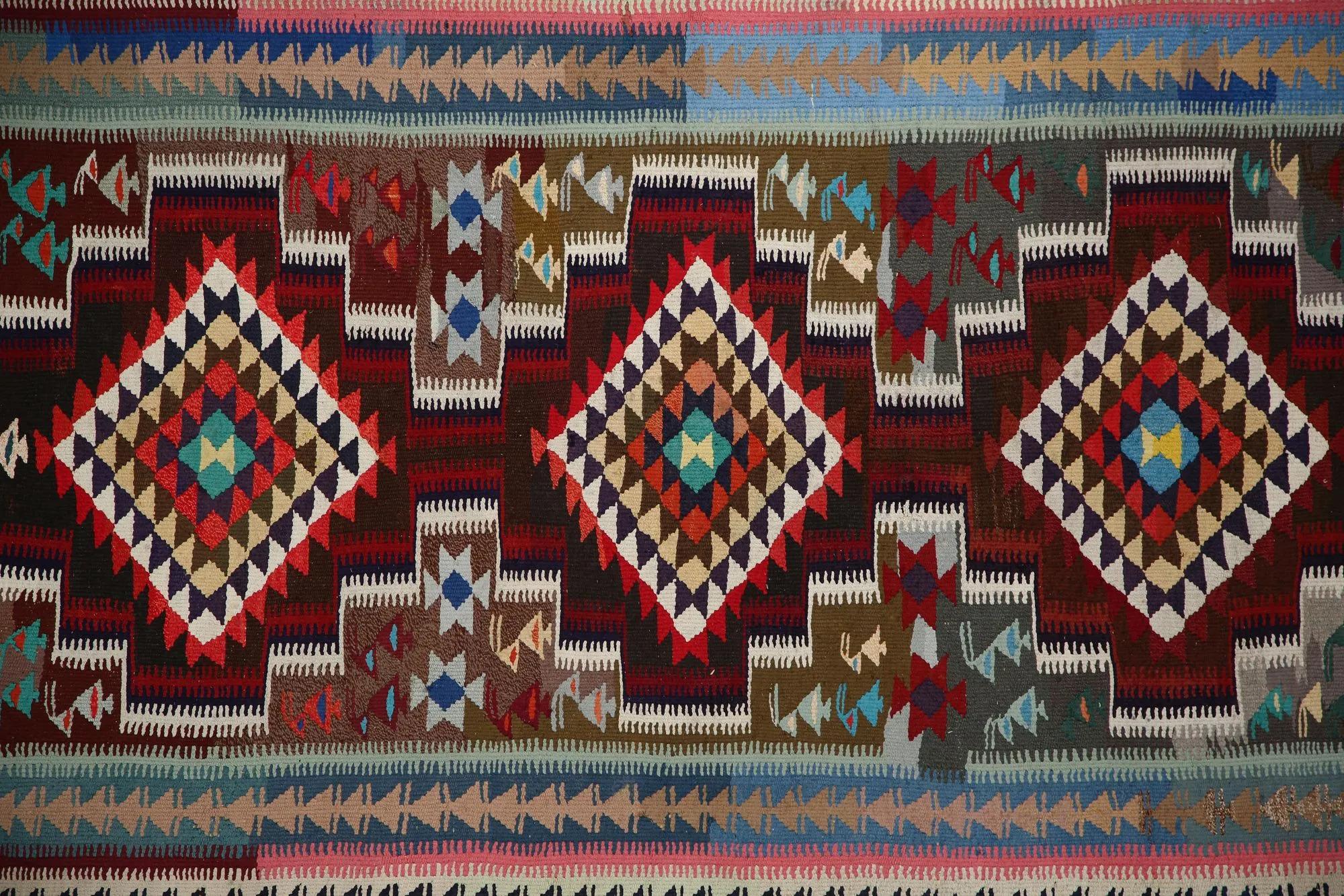 Entdecken Sie die Eleganz der türkischen Kilims mit Teppichen. Dieses exklusive Design, das mit viel Liebe zum Detail entworfen wurde, ist perfekt, um Ihren Raum zu verschönern.
