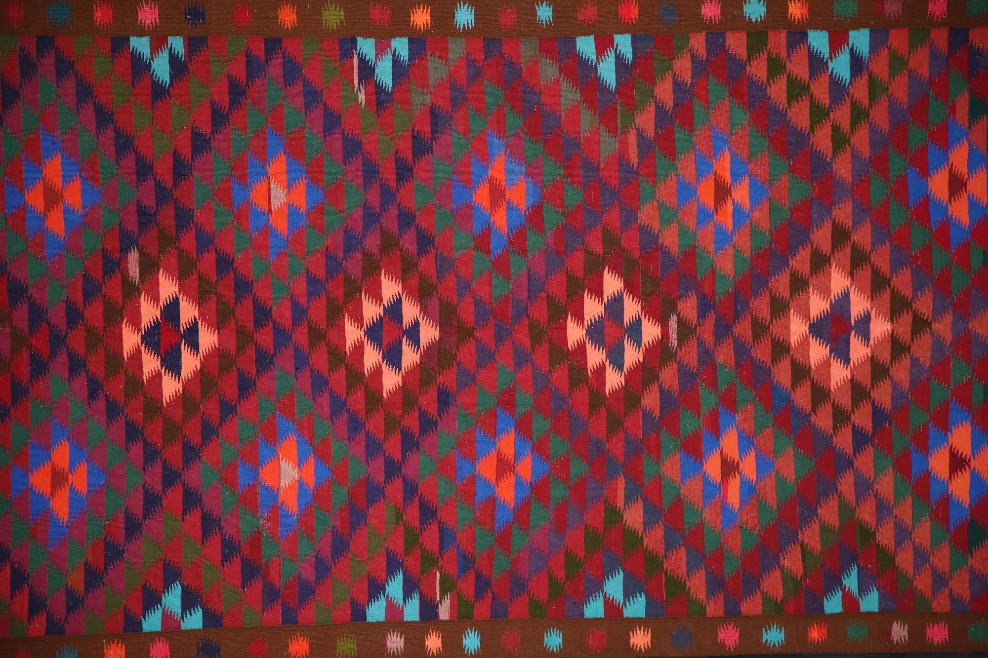 Scopri l'eleganza dei Rug & Kilim della Turchia. Progettato con una meticolosa attenzione ai dettagli, questo design esclusivo è perfetto per valorizzare il tuo spazio.