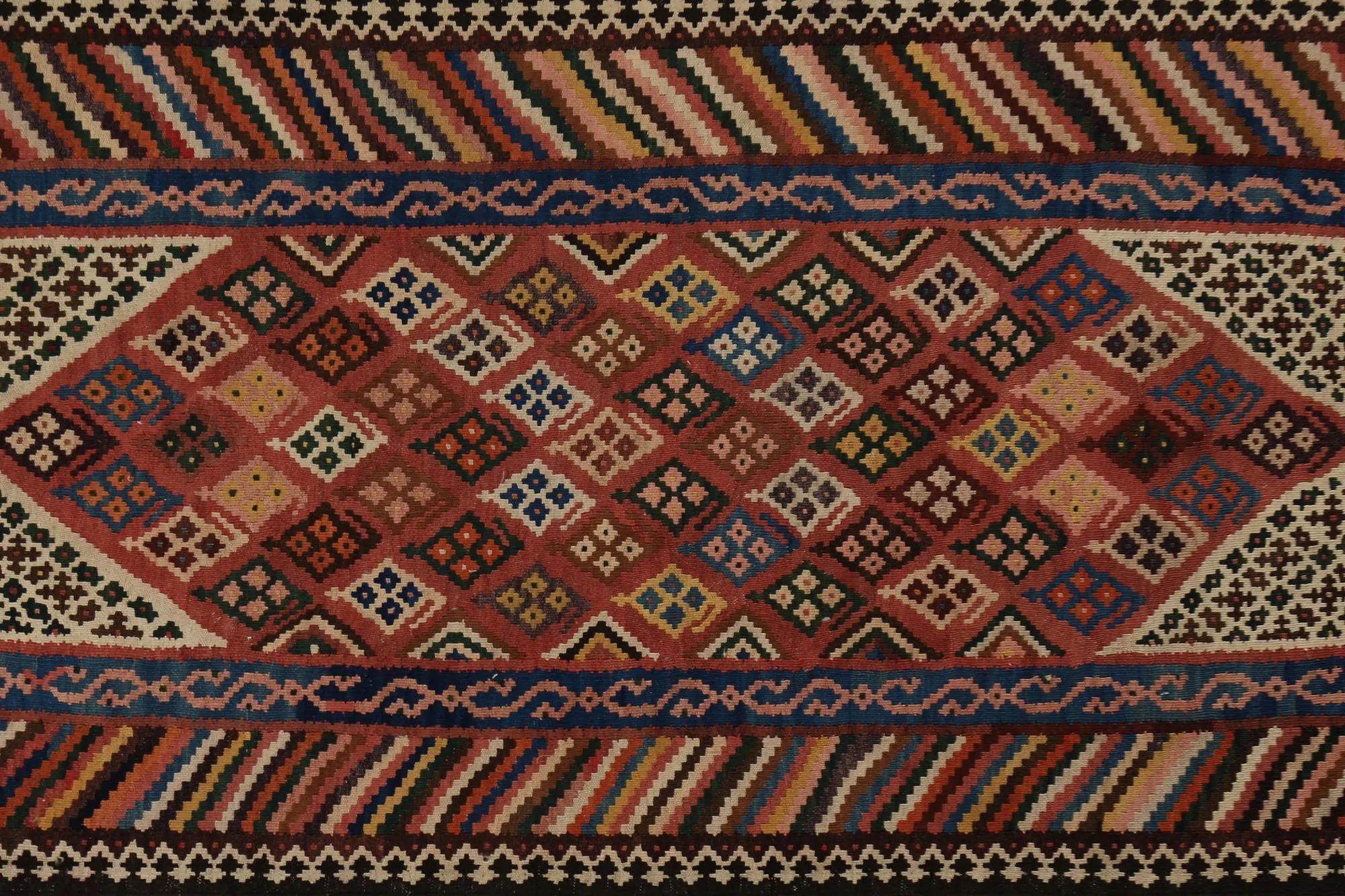 Entdecken Sie die Eleganz der türkischen Kilims mit Teppichen. Dieses exklusive Design, das mit viel Liebe zum Detail entworfen wurde, ist perfekt, um Ihren Raum zu verschönern.