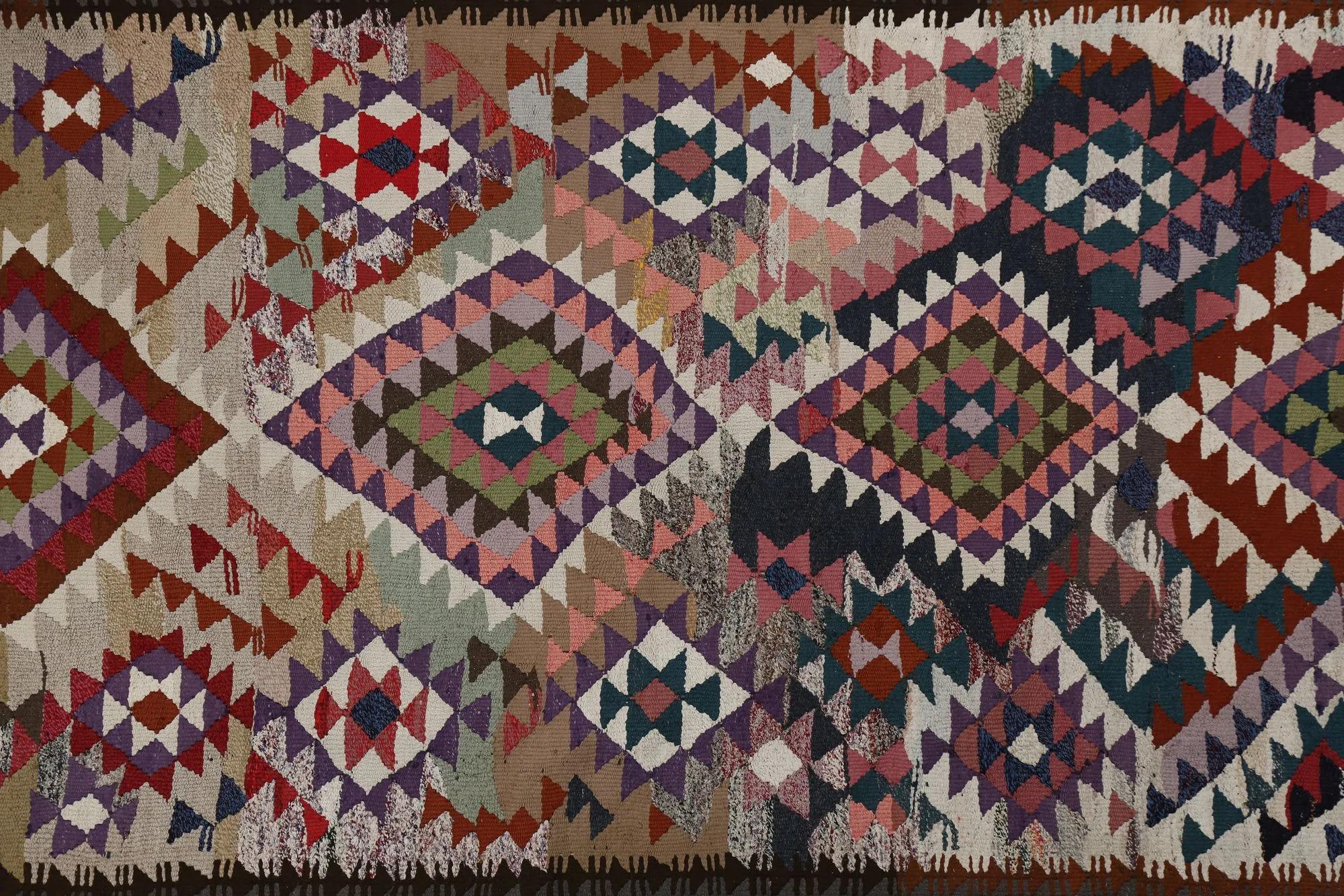 Entdecken Sie die Eleganz der türkischen Kilims mit Teppichen. Dieses exklusive Design, das mit viel Liebe zum Detail entworfen wurde, ist perfekt, um Ihren Raum zu verschönern.