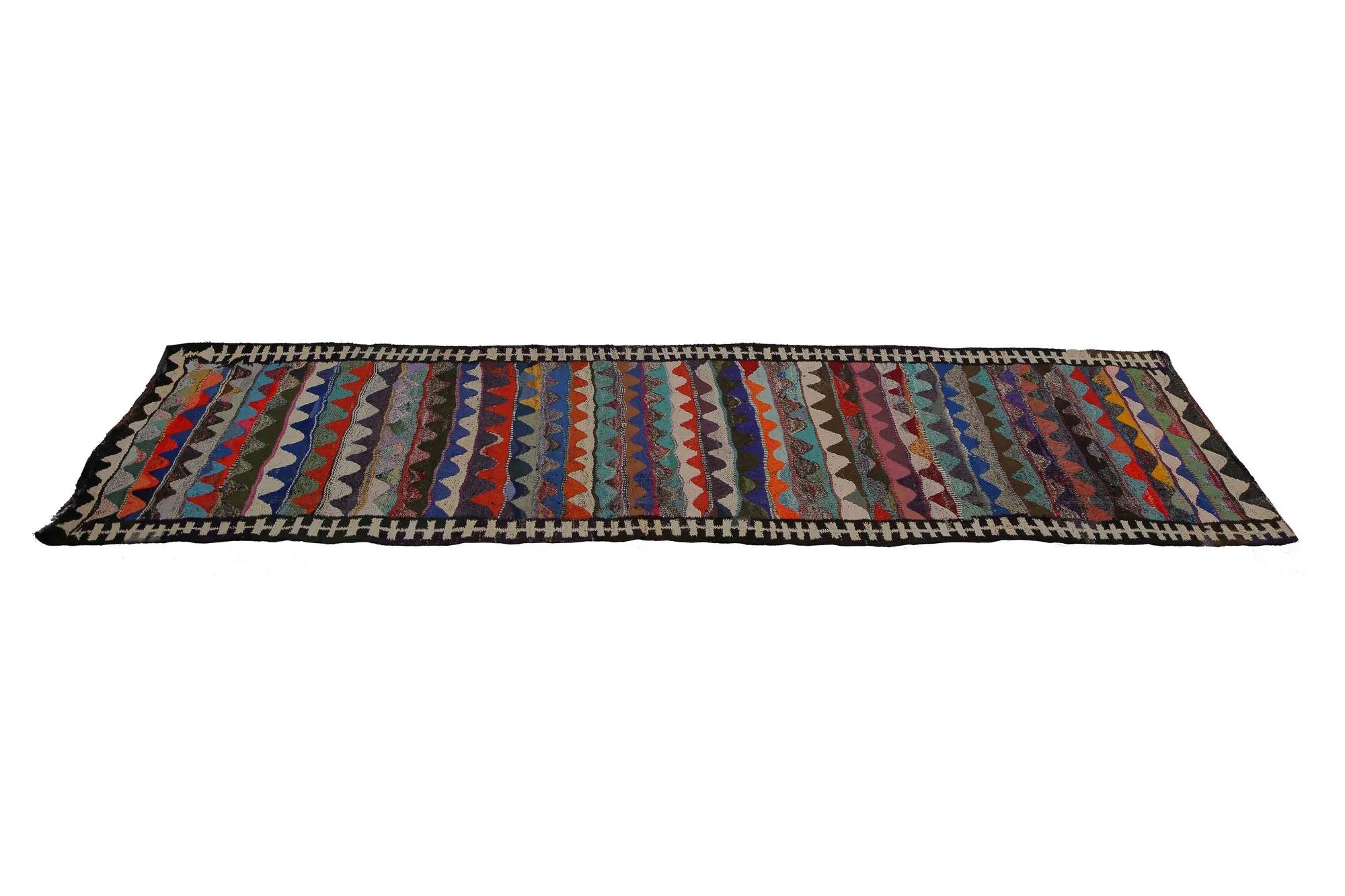 Entdecken Sie die Eleganz der türkischen Kilims mit Teppichen. Dieses exklusive Design, das mit viel Liebe zum Detail entworfen wurde, ist perfekt, um Ihren Raum zu verschönern.