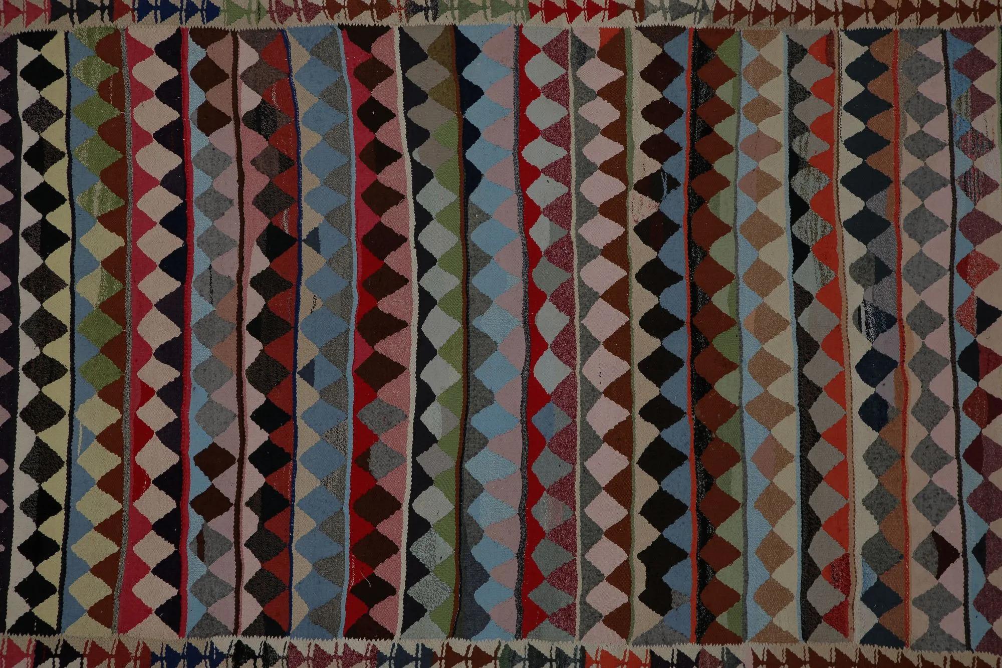 Entdecken Sie die Eleganz der türkischen Kilims mit Teppichen. Dieses exklusive Design, das mit viel Liebe zum Detail entworfen wurde, ist perfekt, um Ihren Raum zu verschönern.