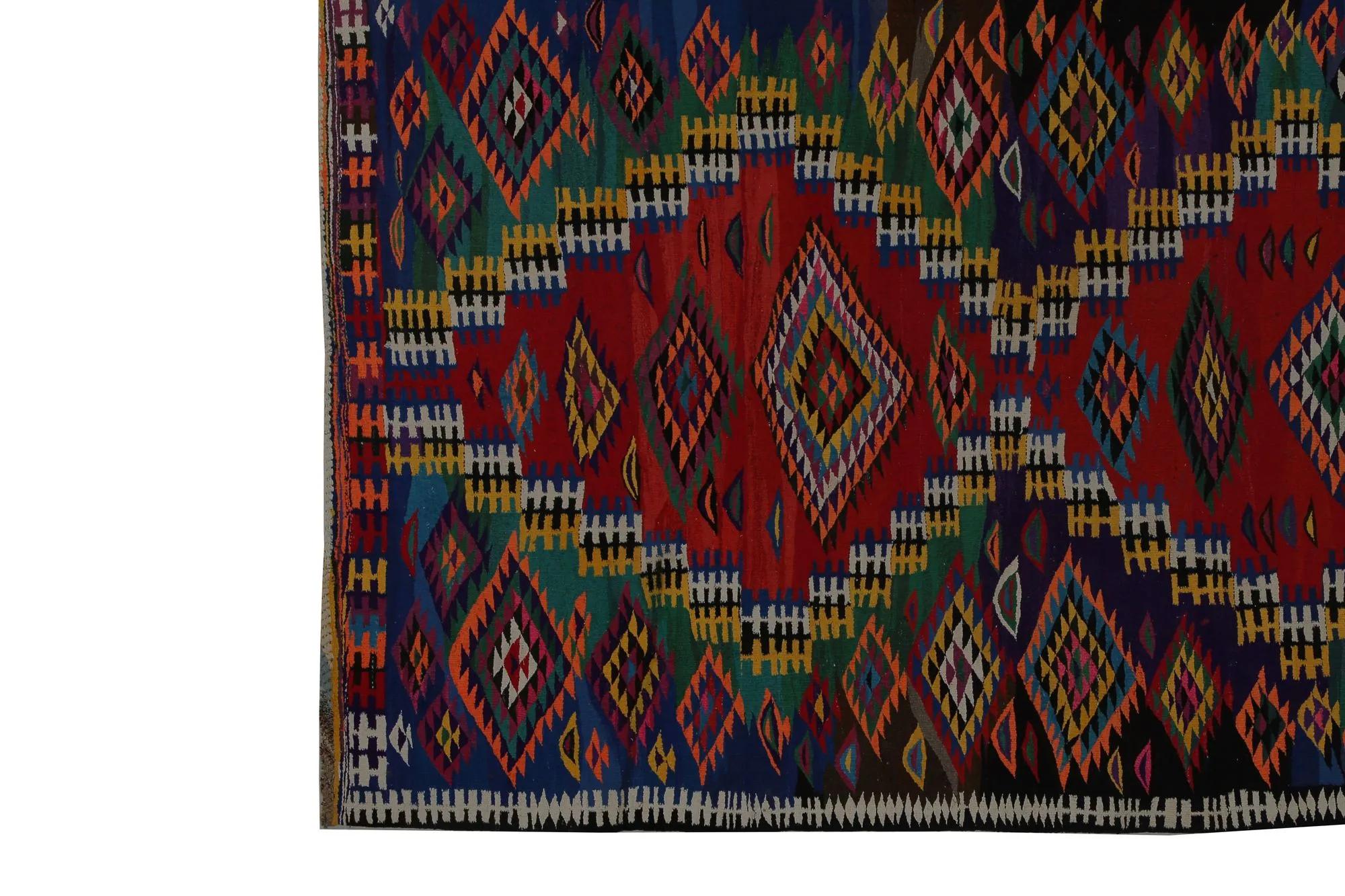 Entdecken Sie die Eleganz der türkischen Kilims mit Teppichen. Dieses exklusive Design, das mit viel Liebe zum Detail entworfen wurde, ist perfekt, um Ihren Raum zu verschönern.