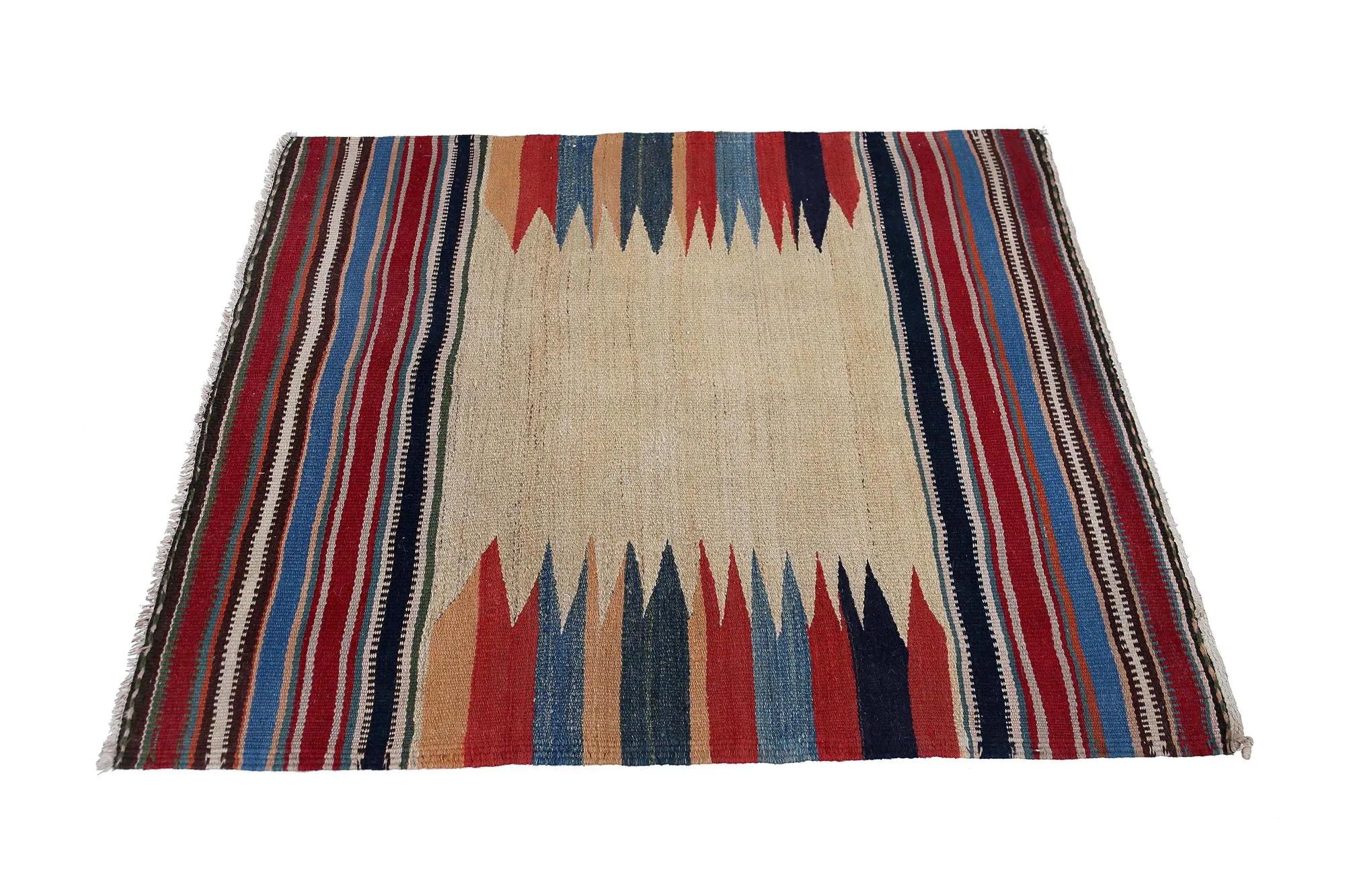 Entdecken Sie die Eleganz der türkischen Kilims mit Teppichen. Dieses exklusive Design, das mit viel Liebe zum Detail entworfen wurde, ist perfekt, um Ihren Raum zu verschönern.