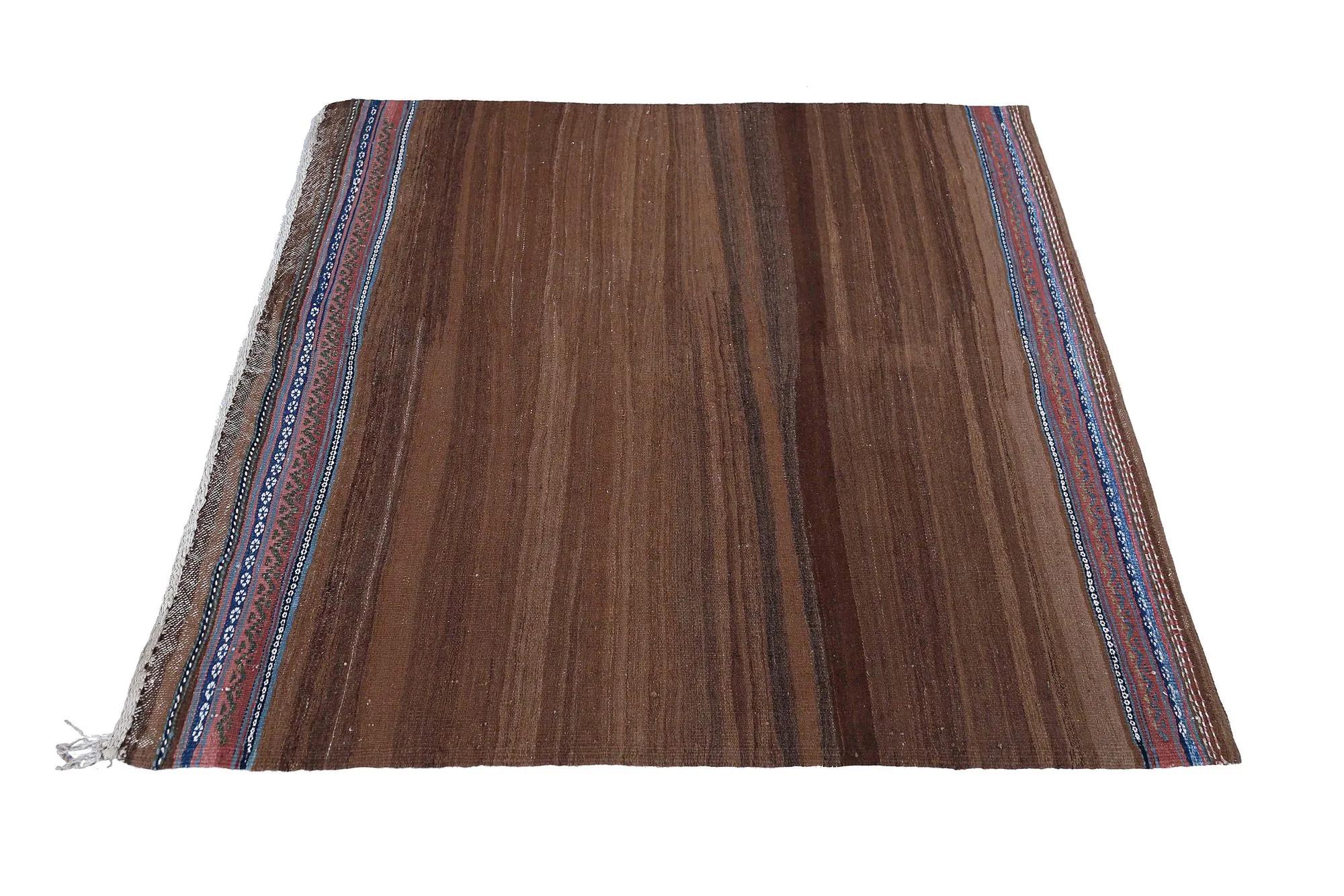 Découvrez l'élégance des tapis Rug & Kilim de Turquie. Conçu avec une attention méticuleuse aux détails, ce design exclusif est parfait pour mettre en valeur votre espace.