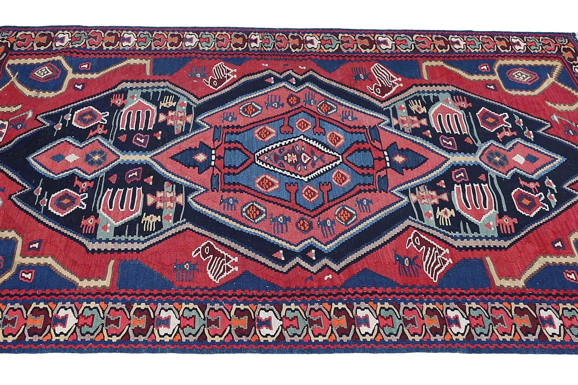 Entdecken Sie die Eleganz der türkischen Kilims mit Teppichen. Dieses exklusive Design, das mit viel Liebe zum Detail entworfen wurde, ist perfekt, um Ihren Raum zu verschönern.