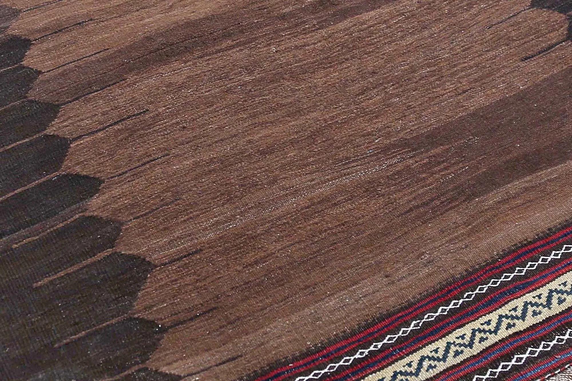Entdecken Sie die Eleganz der türkischen Kilims mit Teppichen. Dieses exklusive Design, das mit viel Liebe zum Detail entworfen wurde, ist perfekt, um Ihren Raum zu verschönern.
