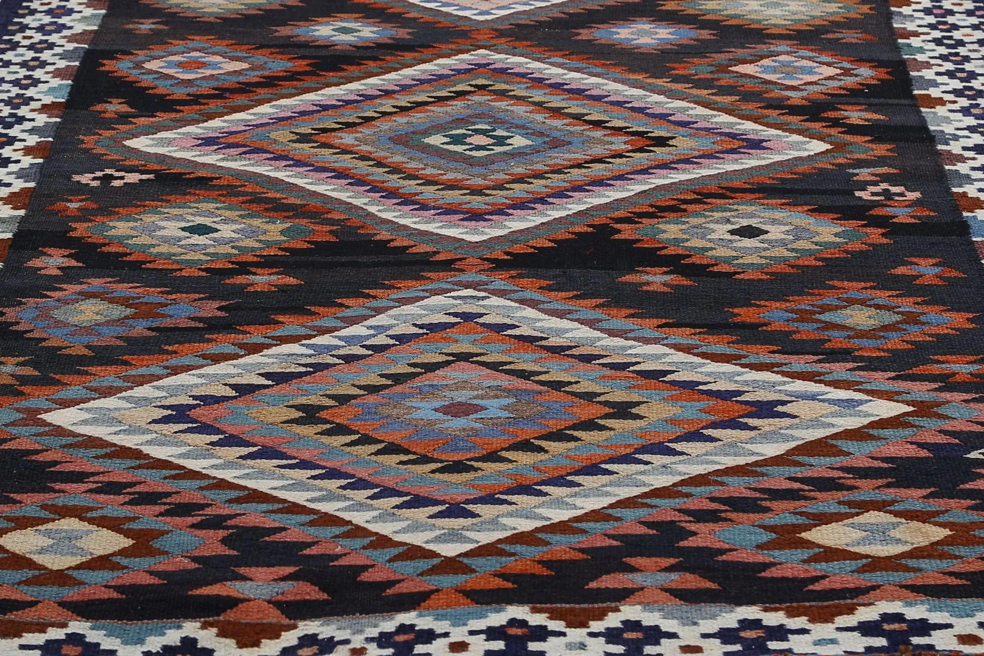 Scopri l'eleganza dei Rug & Kilim della Turchia. Progettato con una meticolosa attenzione ai dettagli, questo design esclusivo è perfetto per valorizzare il tuo spazio.