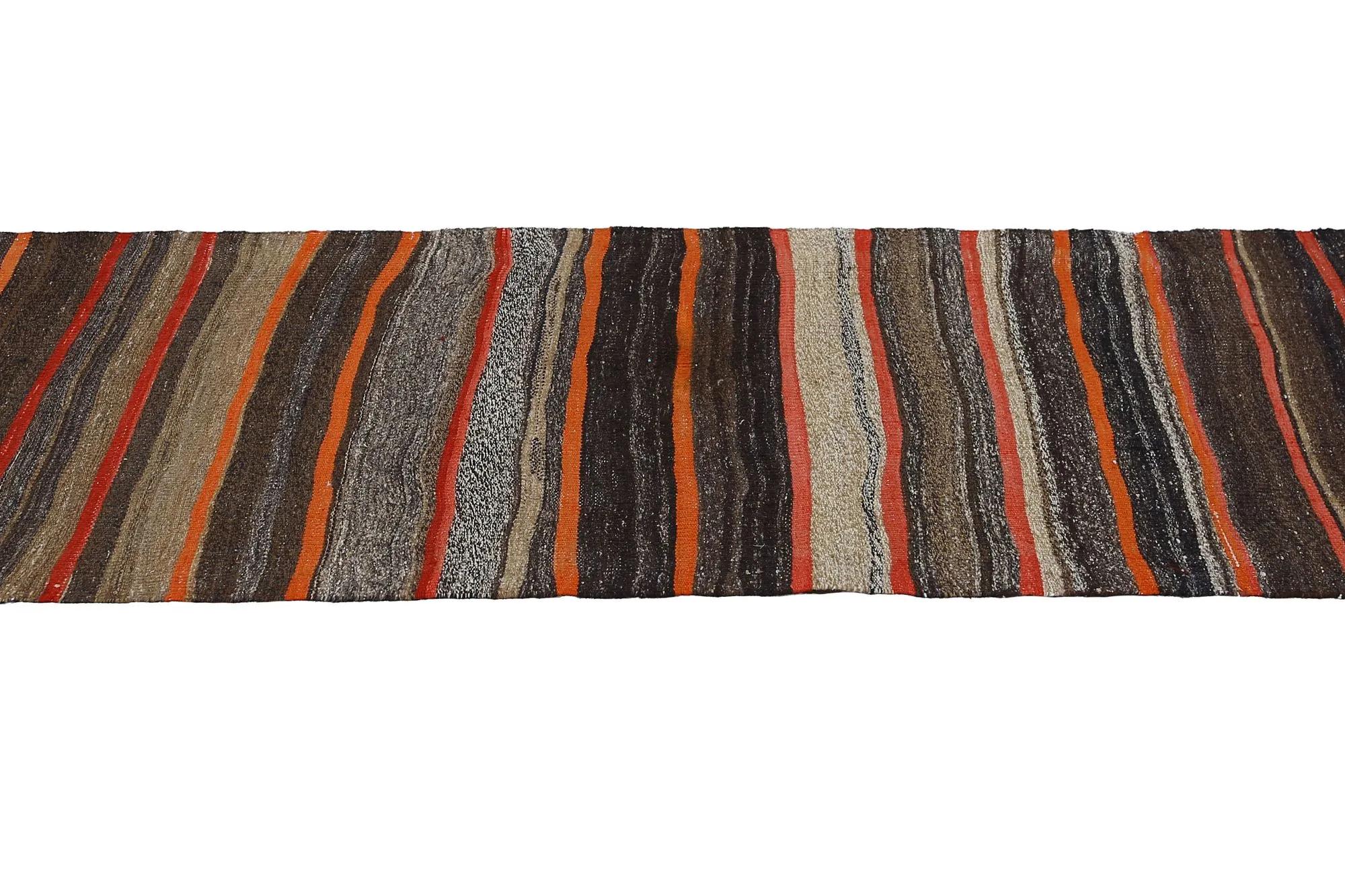Entdecken Sie die Eleganz der türkischen Kilims mit Teppichen. Dieses exklusive Design, das mit viel Liebe zum Detail entworfen wurde, ist perfekt, um Ihren Raum zu verschönern.