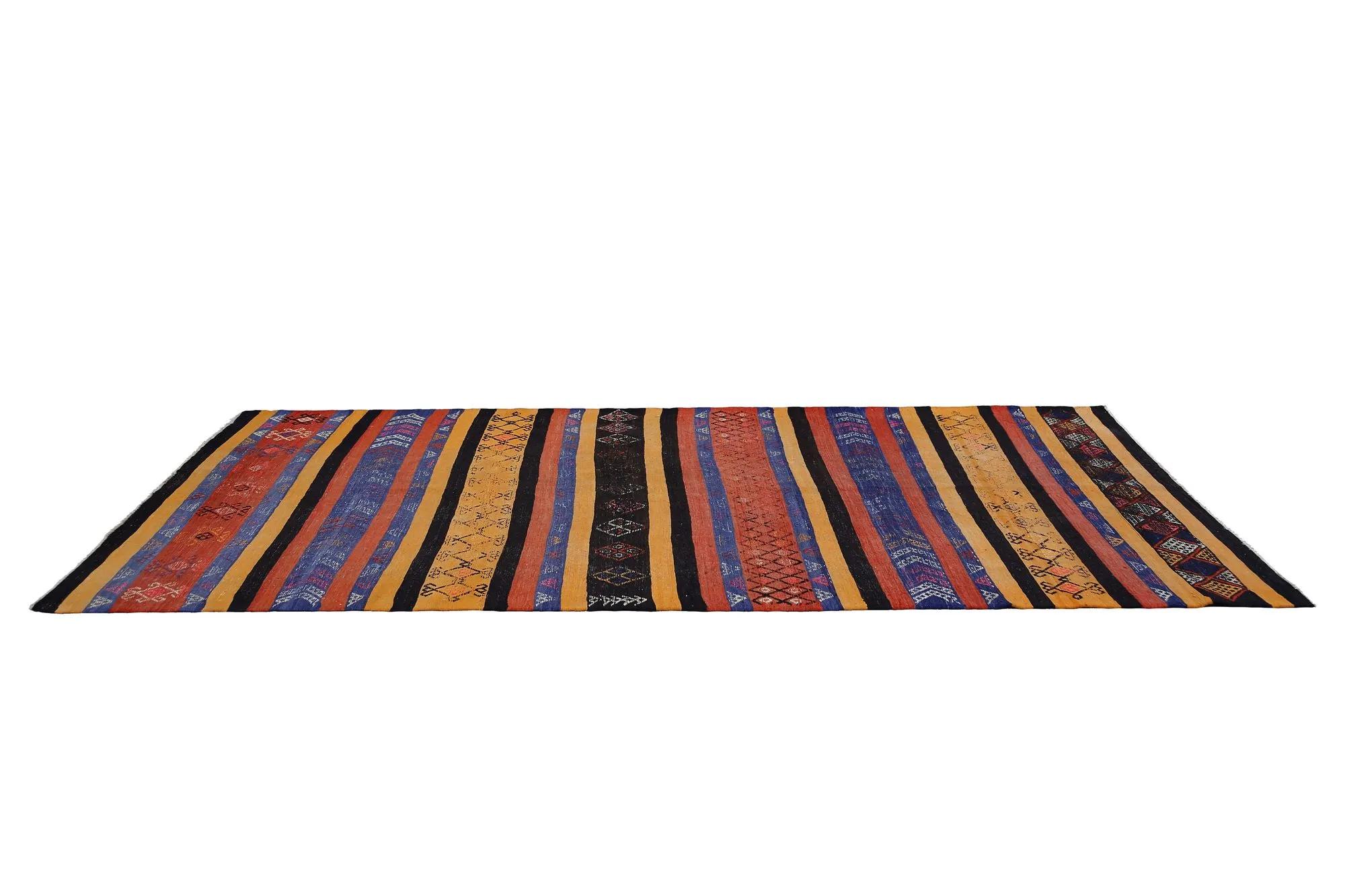 Entdecken Sie die Eleganz der türkischen Kilims mit Teppichen. Dieses exklusive Design, das mit viel Liebe zum Detail entworfen wurde, ist perfekt, um Ihren Raum zu verschönern.