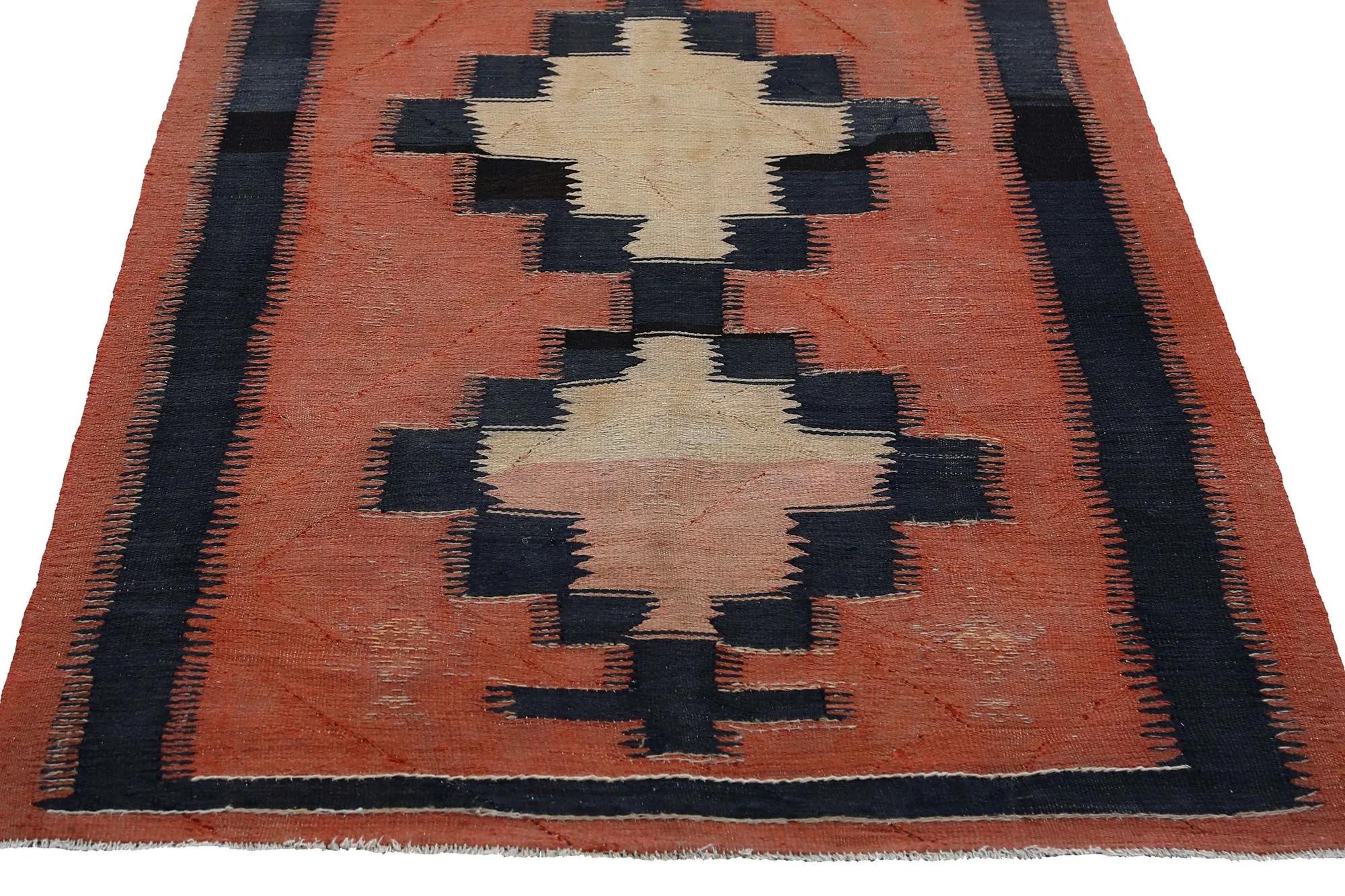 Scopri l'eleganza dei Rug & Kilim della Turchia. Progettato con una meticolosa attenzione ai dettagli, questo design esclusivo è perfetto per valorizzare il tuo spazio.