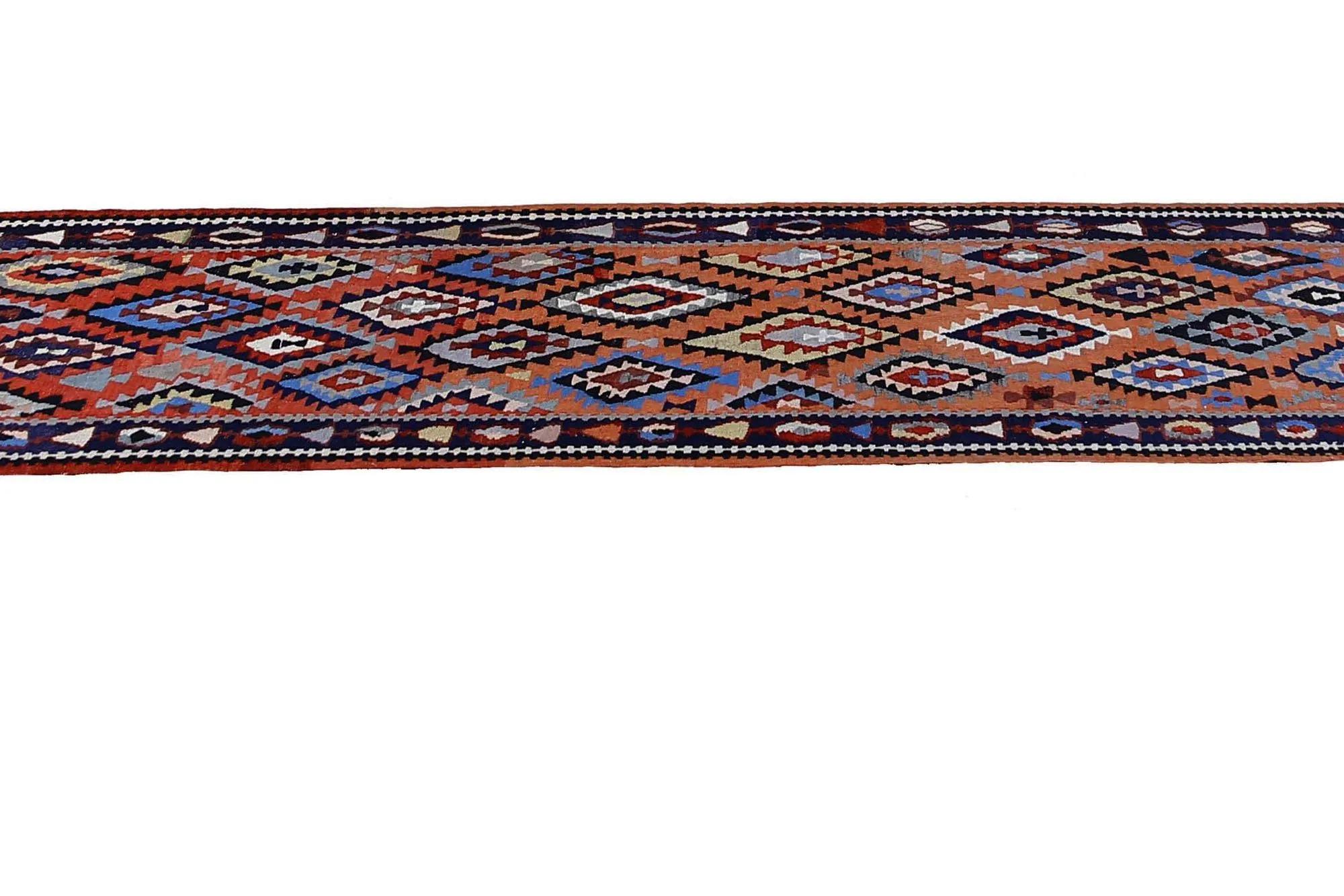 Entdecken Sie die Eleganz der türkischen Kilims mit Teppichen. Dieses exklusive Design, das mit viel Liebe zum Detail entworfen wurde, ist perfekt, um Ihren Raum zu verschönern.
