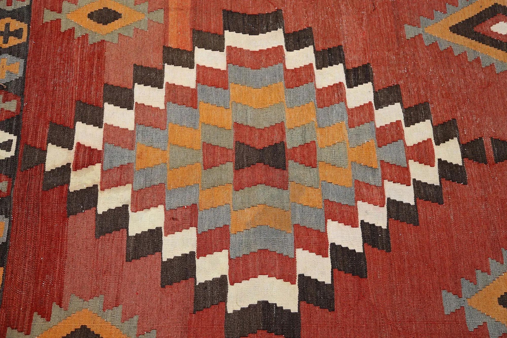 Entdecken Sie die Eleganz der türkischen Kilims mit Teppichen. Dieses exklusive Design, das mit viel Liebe zum Detail entworfen wurde, ist perfekt, um Ihren Raum zu verschönern.