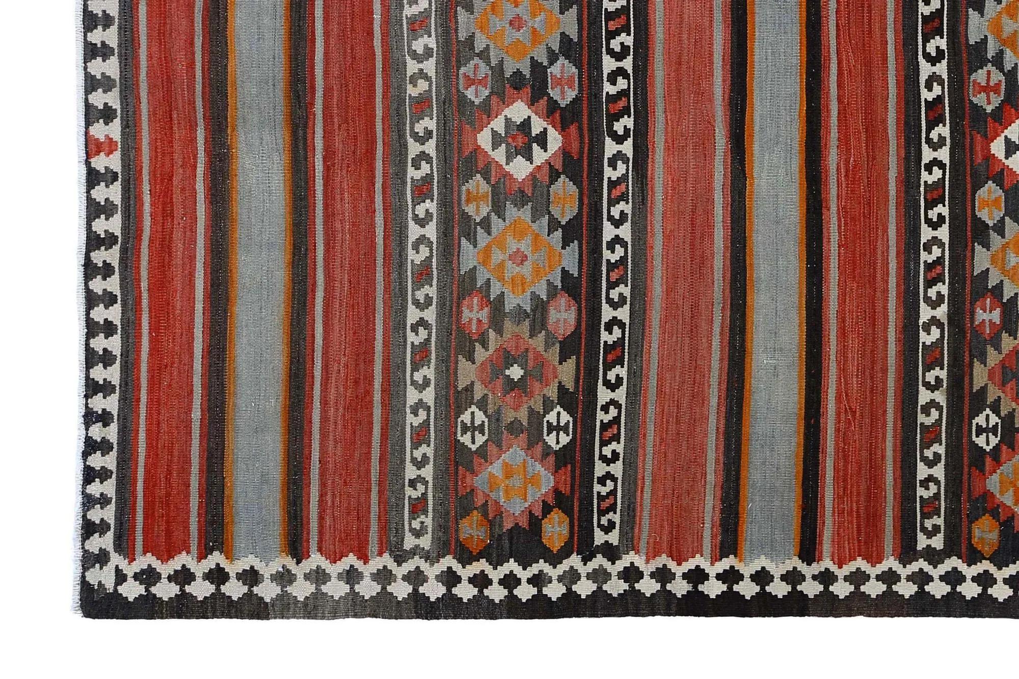 Entdecken Sie die Eleganz der türkischen Kilims mit Teppichen. Dieses exklusive Design, das mit viel Liebe zum Detail entworfen wurde, ist perfekt, um Ihren Raum zu verschönern.