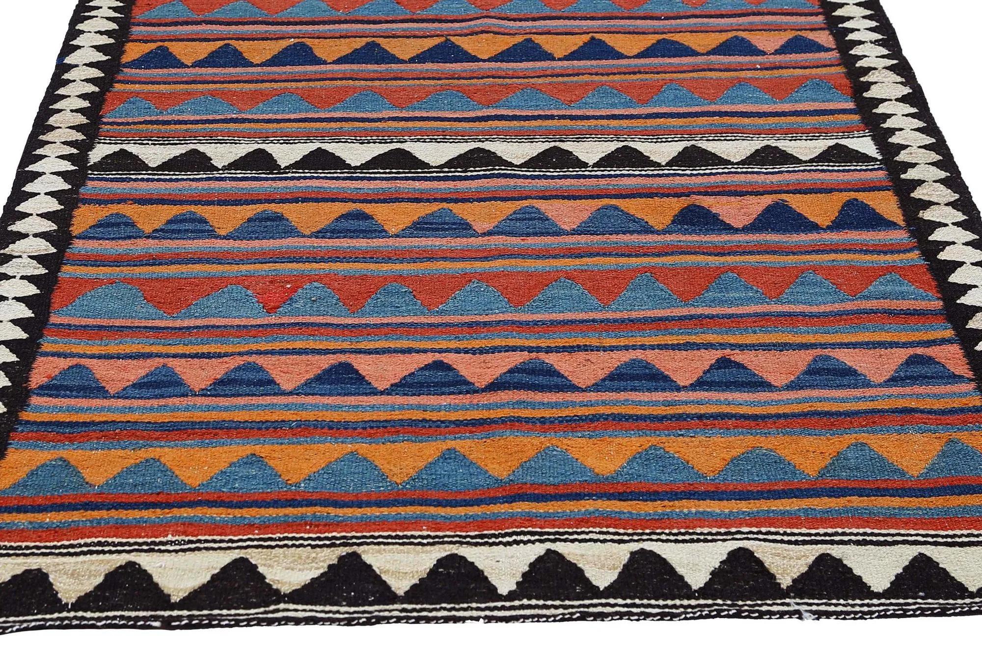 Scopri l'eleganza dei Rug & Kilim della Turchia. Progettato con una meticolosa attenzione ai dettagli, questo design esclusivo è perfetto per valorizzare il tuo spazio.