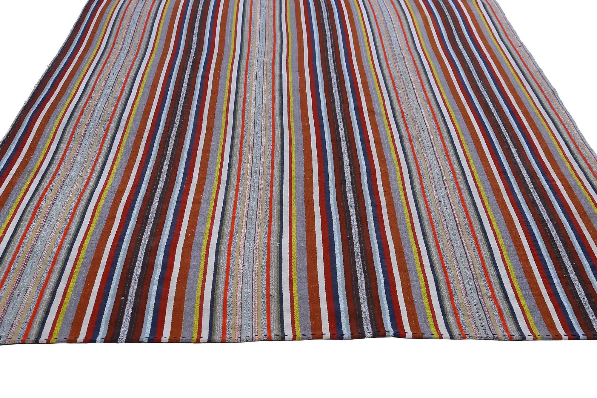 Entdecken Sie die Eleganz der türkischen Kilims mit Teppichen. Dieses exklusive Design, das mit viel Liebe zum Detail entworfen wurde, ist perfekt, um Ihren Raum zu verschönern.