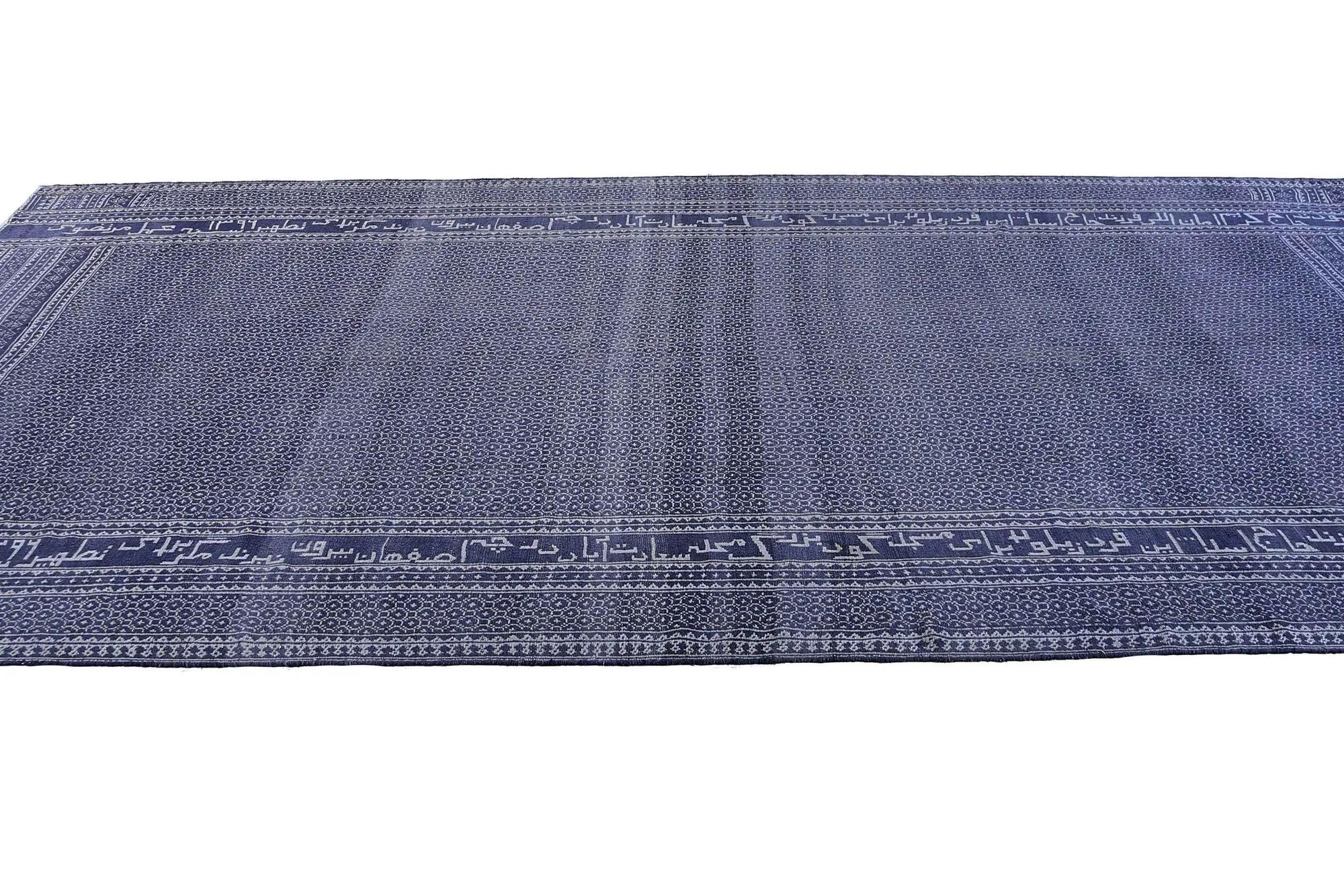 Descubre la elegancia de las alfombras turcas Kilim. Diseñado con meticulosa atención al detalle, este diseño exclusivo es perfecto para realzar tu espacio.