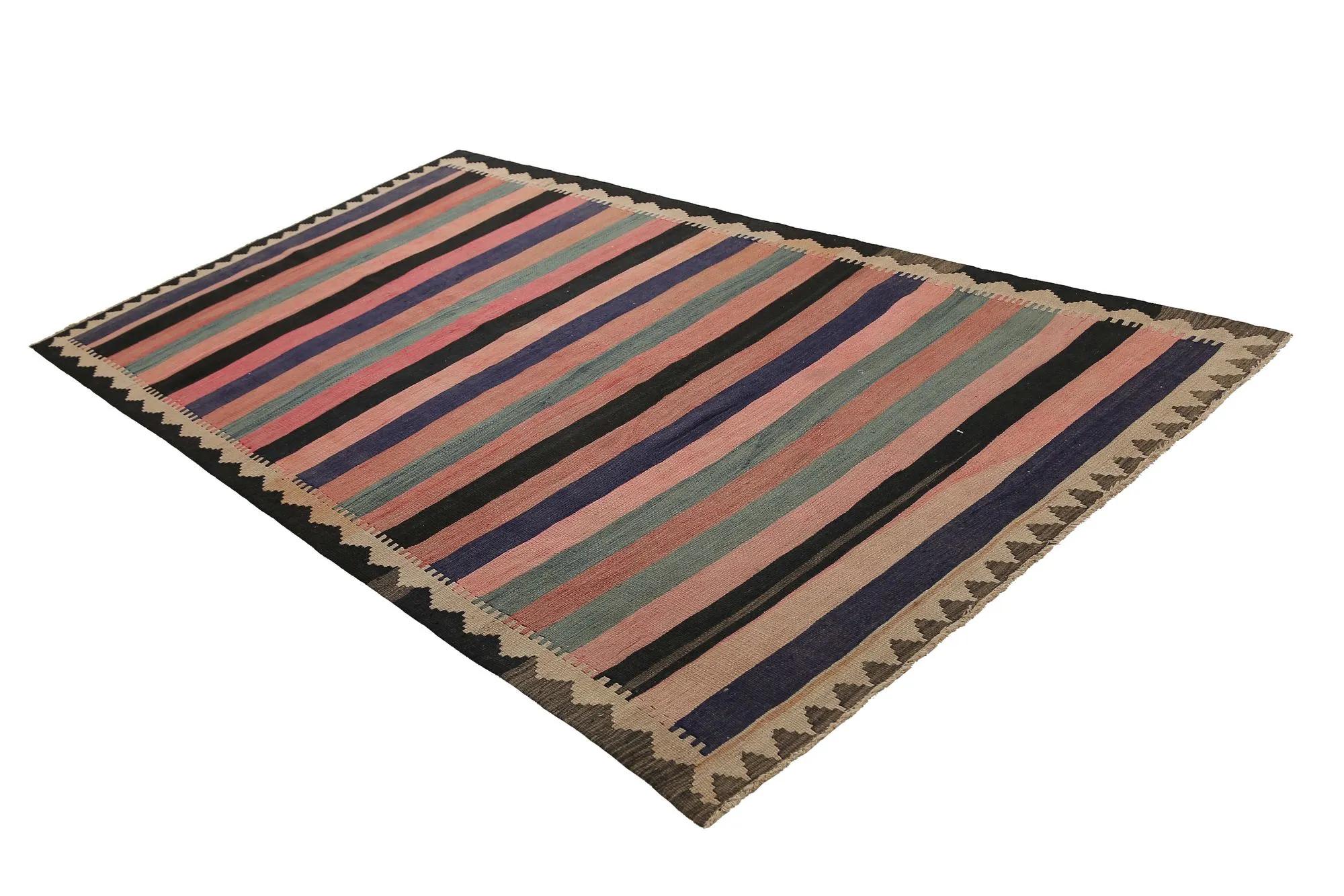 Découvrez l'élégance des tapis Rug & Kilim de Turquie. Conçu avec une attention méticuleuse aux détails, ce design exclusif est parfait pour mettre en valeur votre espace.