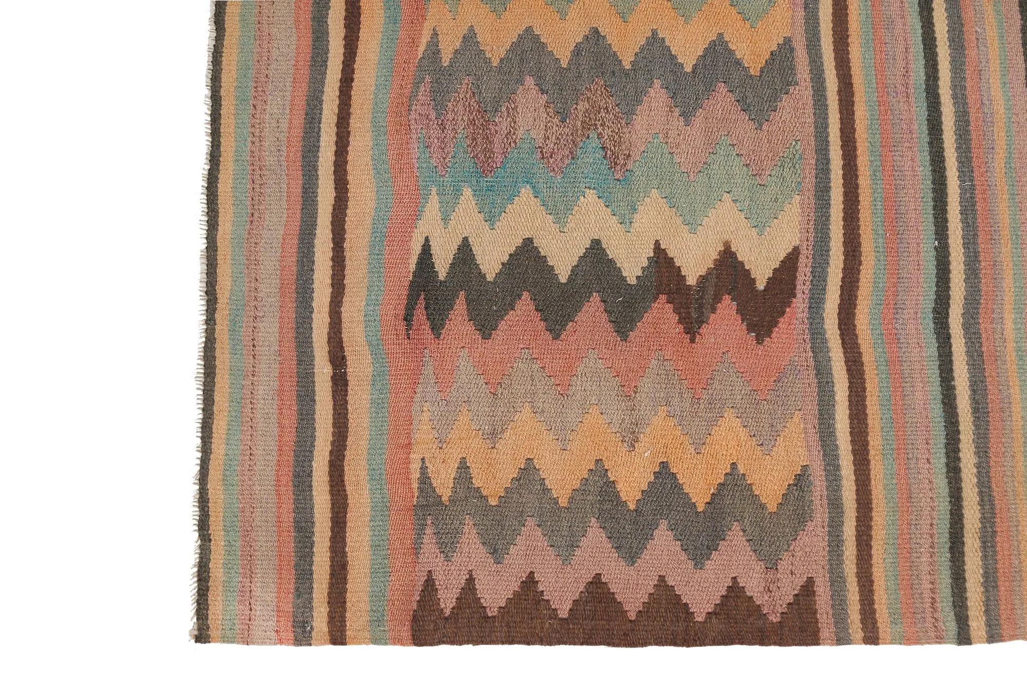Découvrez l'élégance des tapis Rug & Kilim de Turquie. Conçu avec une attention méticuleuse aux détails, ce design exclusif est parfait pour mettre en valeur votre espace.