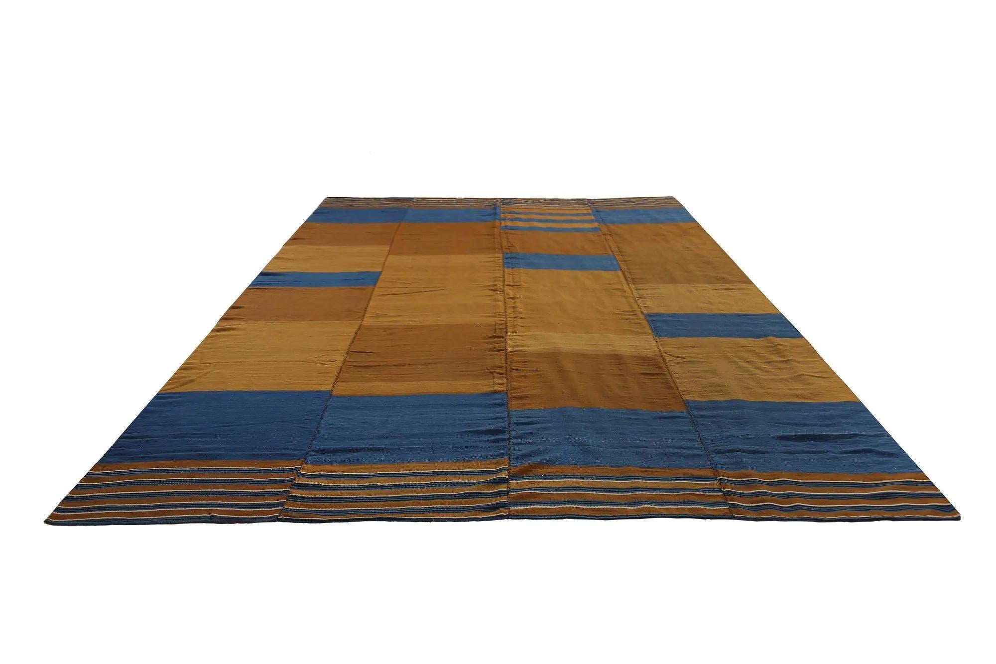 Découvrez l'élégance des tapis Rug & Kilim de Turquie. Conçu avec une attention méticuleuse aux détails, ce design exclusif est parfait pour mettre en valeur votre espace.