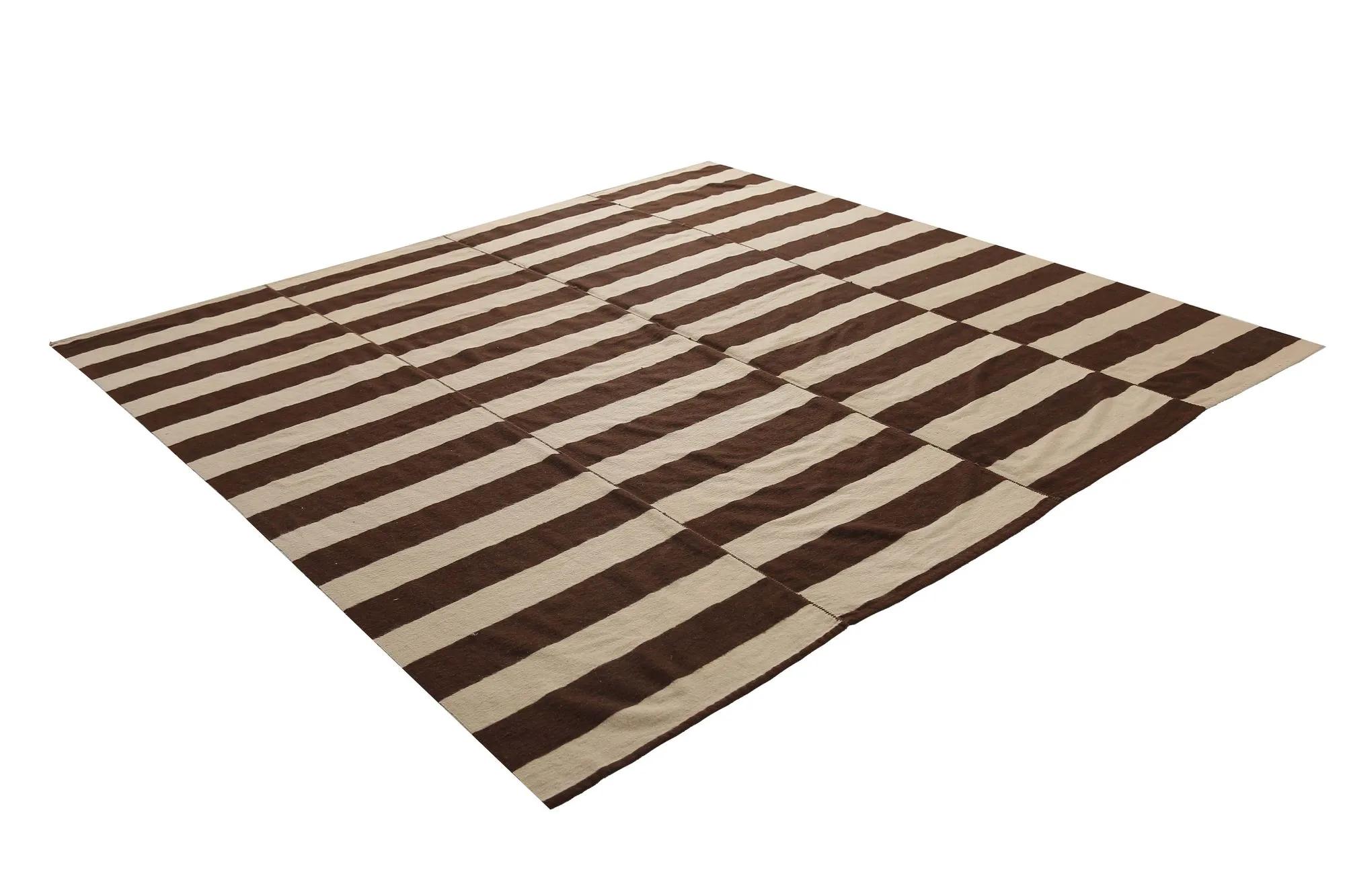 Entdecken Sie die Eleganz der türkischen Kilims mit Teppichen. Dieses exklusive Design, das mit viel Liebe zum Detail entworfen wurde, ist perfekt, um Ihren Raum zu verschönern.