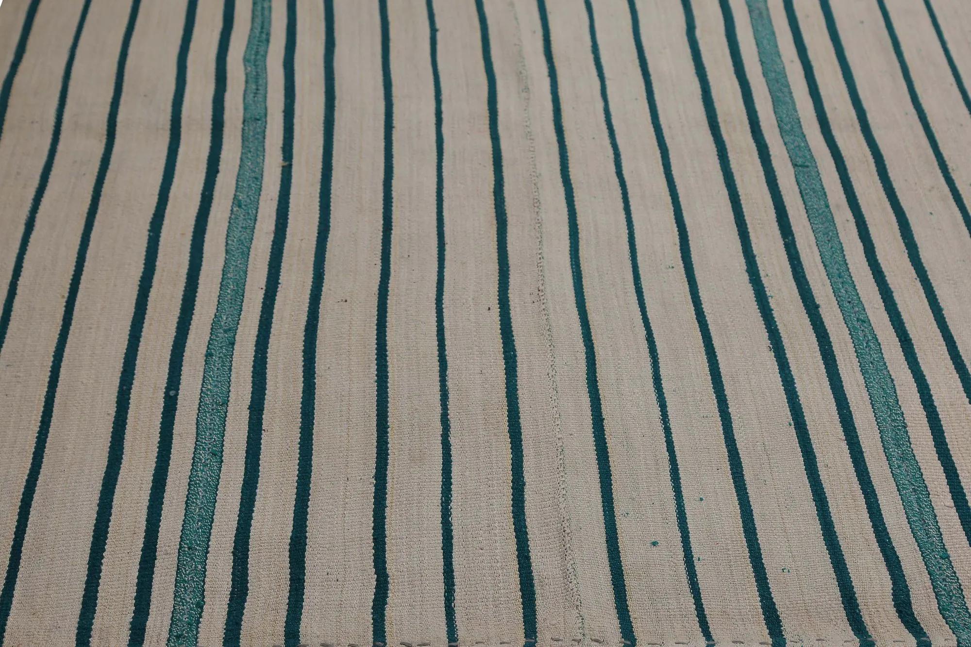 Scopri l'eleganza dei Rug & Kilim della Turchia. Progettato con una meticolosa attenzione ai dettagli, questo design esclusivo è perfetto per valorizzare il tuo spazio.