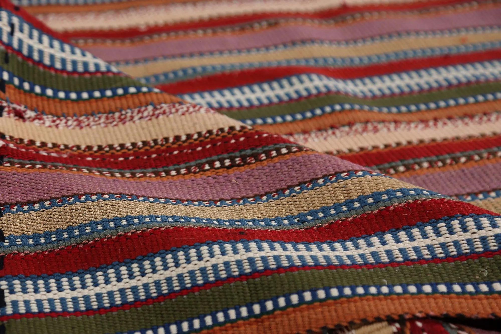 Scopri l'eleganza dei Rug & Kilim della Turchia. Progettato con una meticolosa attenzione ai dettagli, questo design esclusivo è perfetto per valorizzare il tuo spazio.
