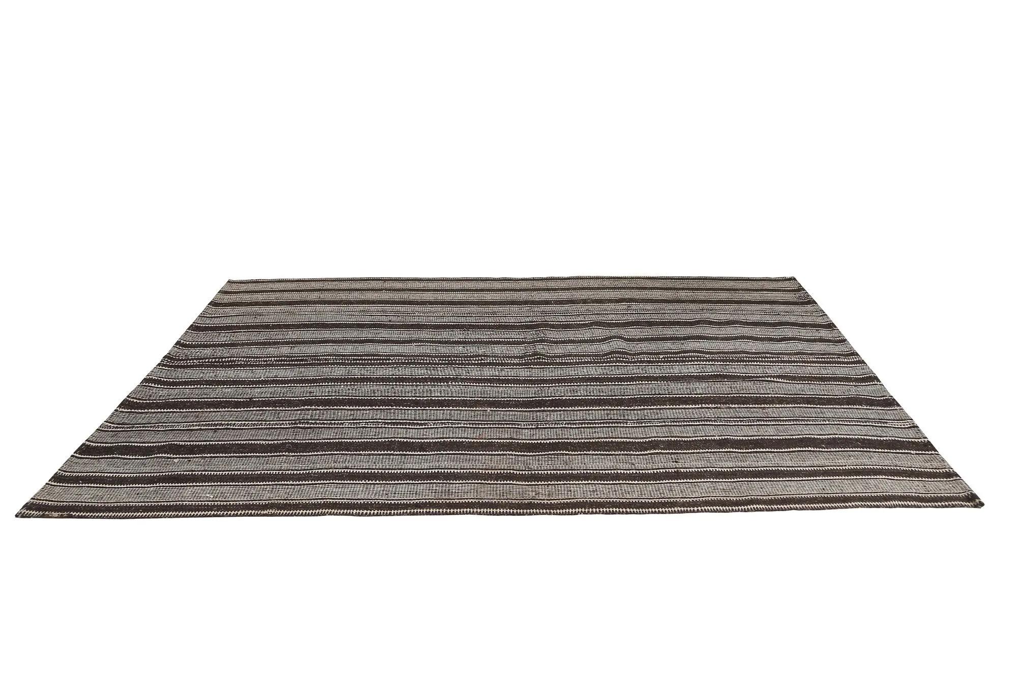 Scopri l'eleganza dei Rug & Kilim della Turchia. Progettato con una meticolosa attenzione ai dettagli, questo design esclusivo è perfetto per valorizzare il tuo spazio.