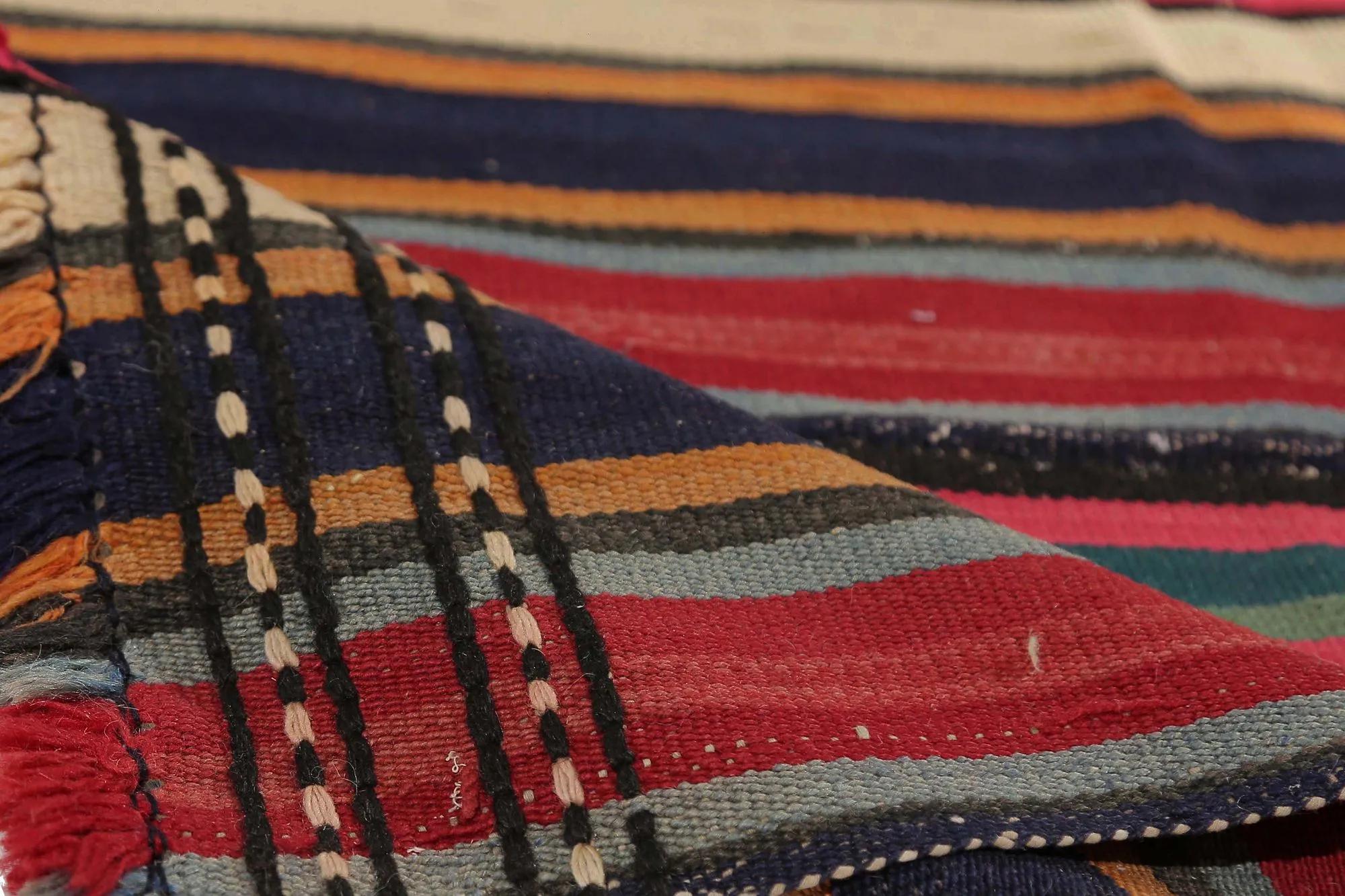 Entdecken Sie die Eleganz der türkischen Kilims mit Teppichen. Dieses exklusive Design, das mit viel Liebe zum Detail entworfen wurde, ist perfekt, um Ihren Raum zu verschönern.