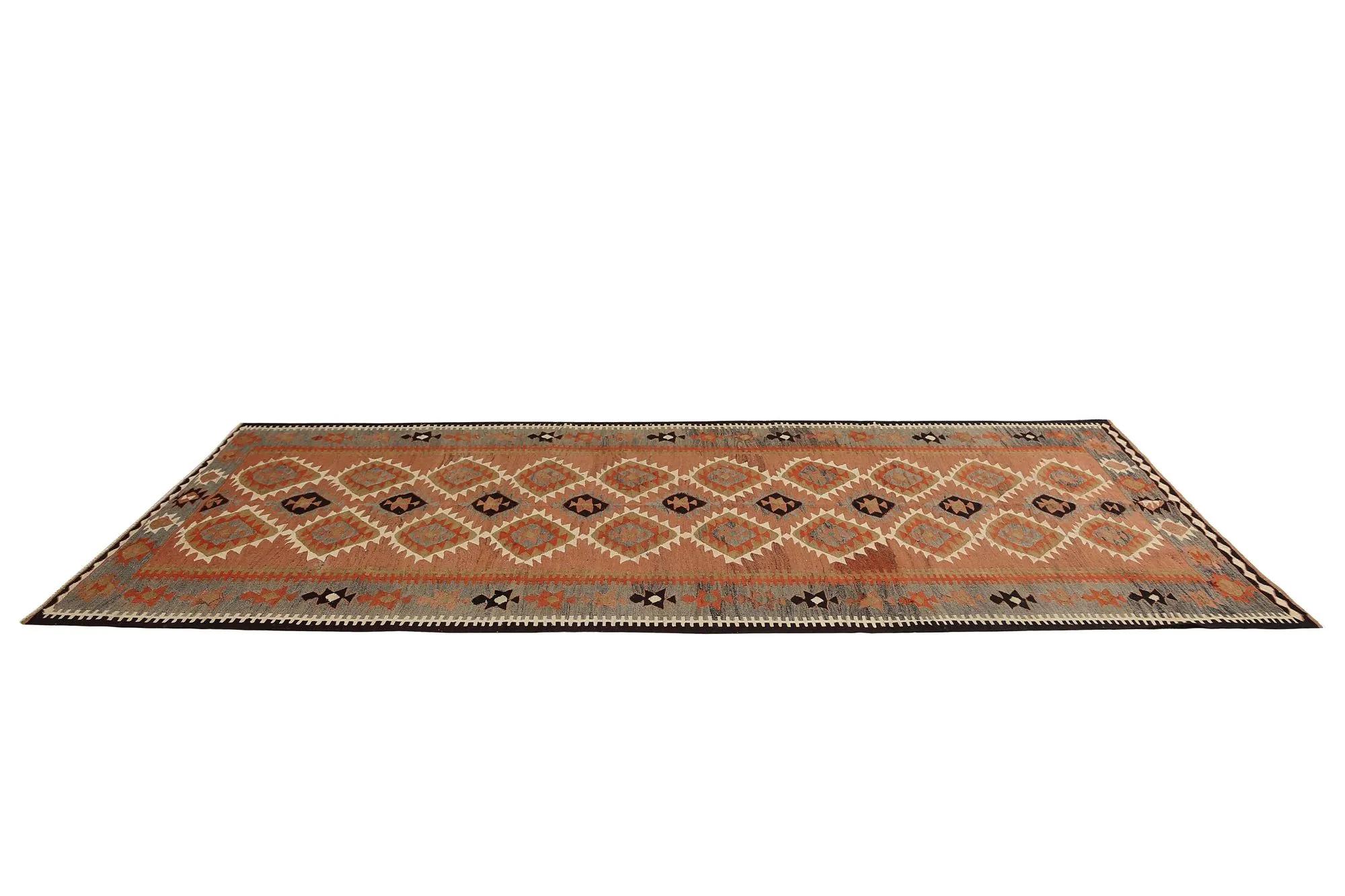 Entdecken Sie die Eleganz der türkischen Kilims mit Teppichen. Dieses exklusive Design, das mit viel Liebe zum Detail entworfen wurde, ist perfekt, um Ihren Raum zu verschönern.