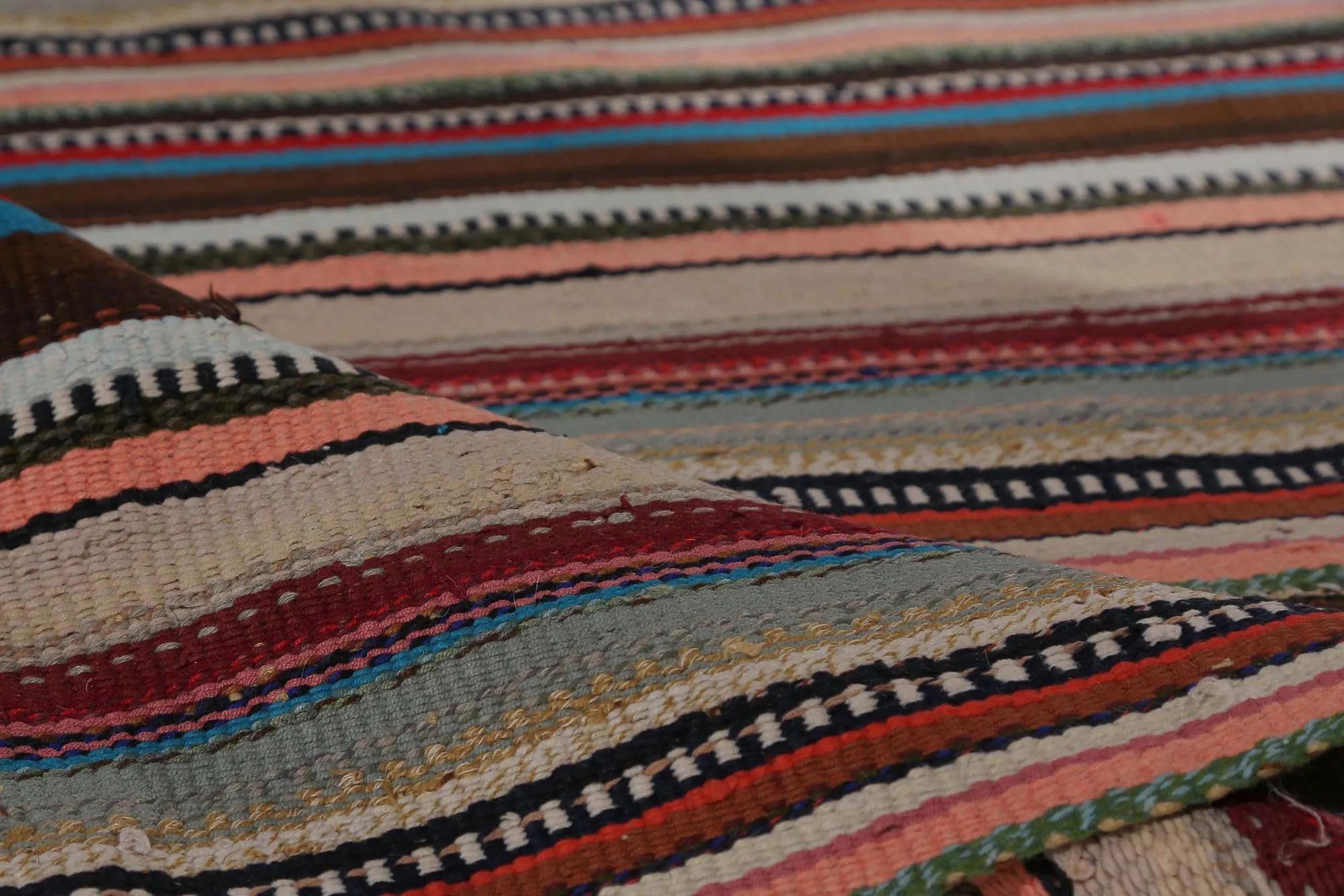 Entdecken Sie die Eleganz der türkischen Kilims mit Teppichen. Dieses exklusive Design, das mit viel Liebe zum Detail entworfen wurde, ist perfekt, um Ihren Raum zu verschönern.