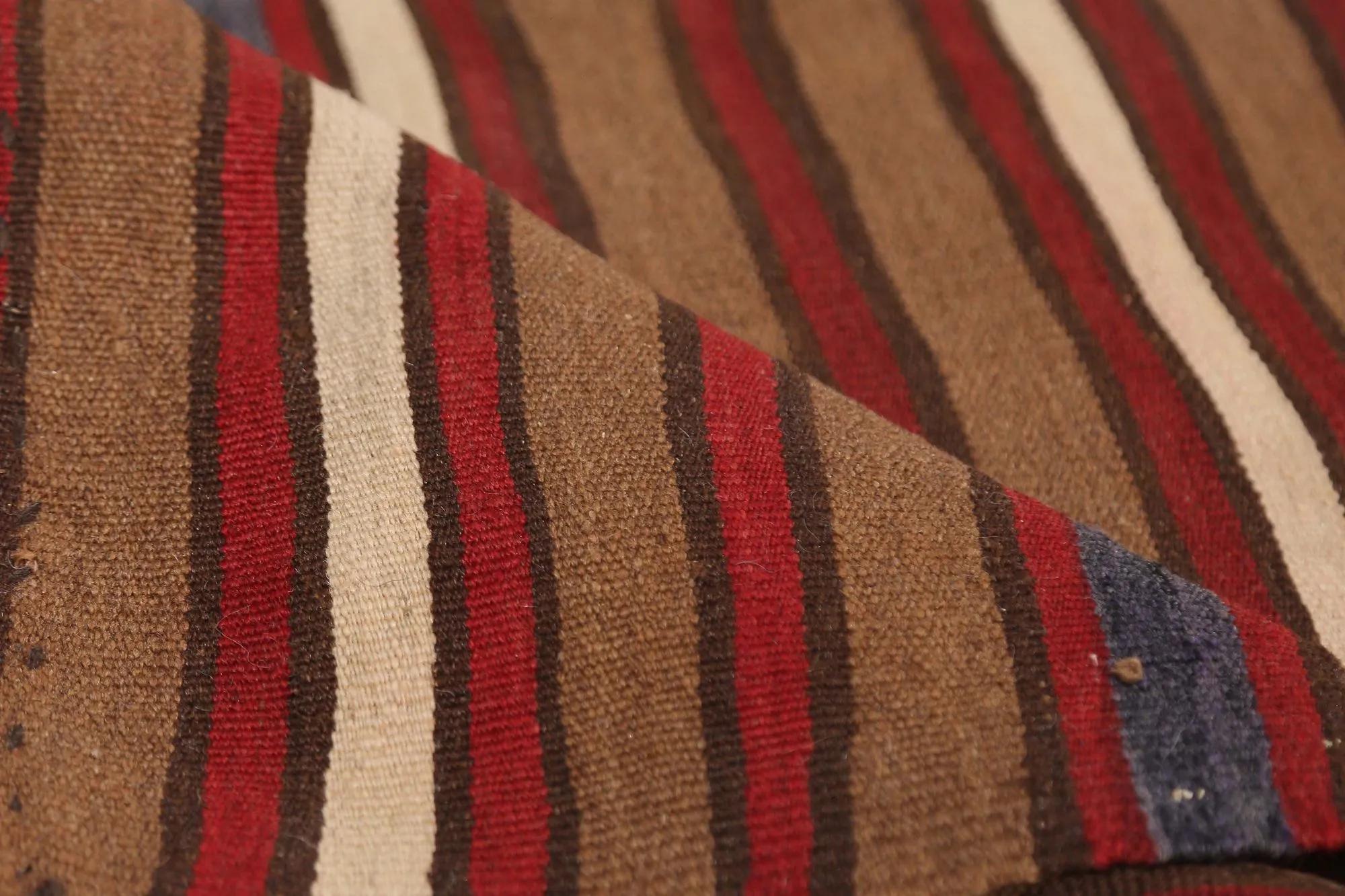Scopri l'eleganza dei Rug & Kilim della Turchia. Progettato con una meticolosa attenzione ai dettagli, questo design esclusivo è perfetto per valorizzare il tuo spazio.