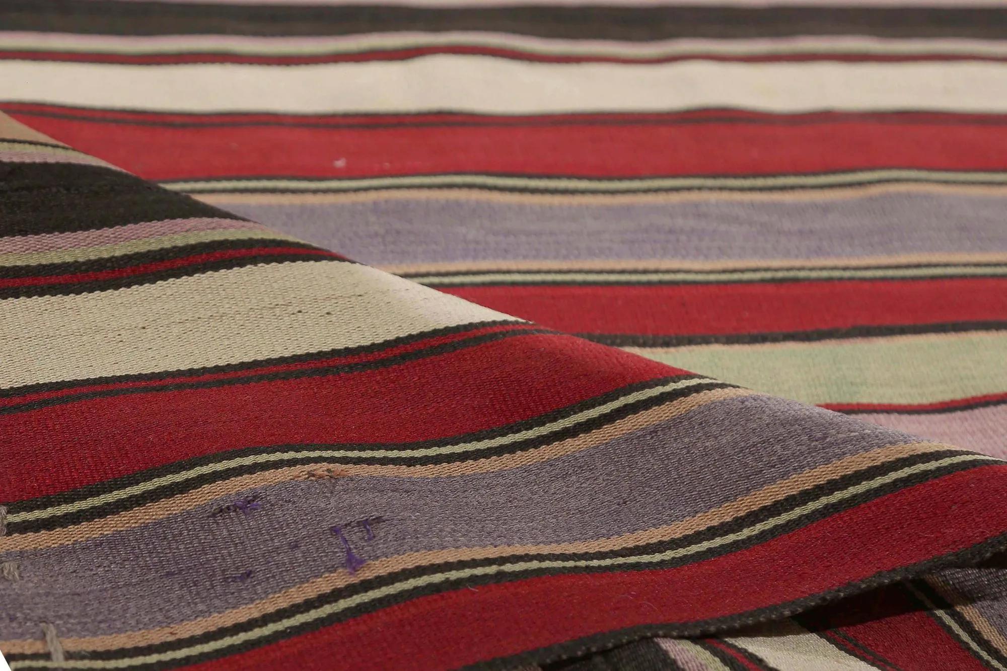 Scopri l'eleganza dei Rug & Kilim della Turchia. Progettato con una meticolosa attenzione ai dettagli, questo design esclusivo è perfetto per valorizzare il tuo spazio.