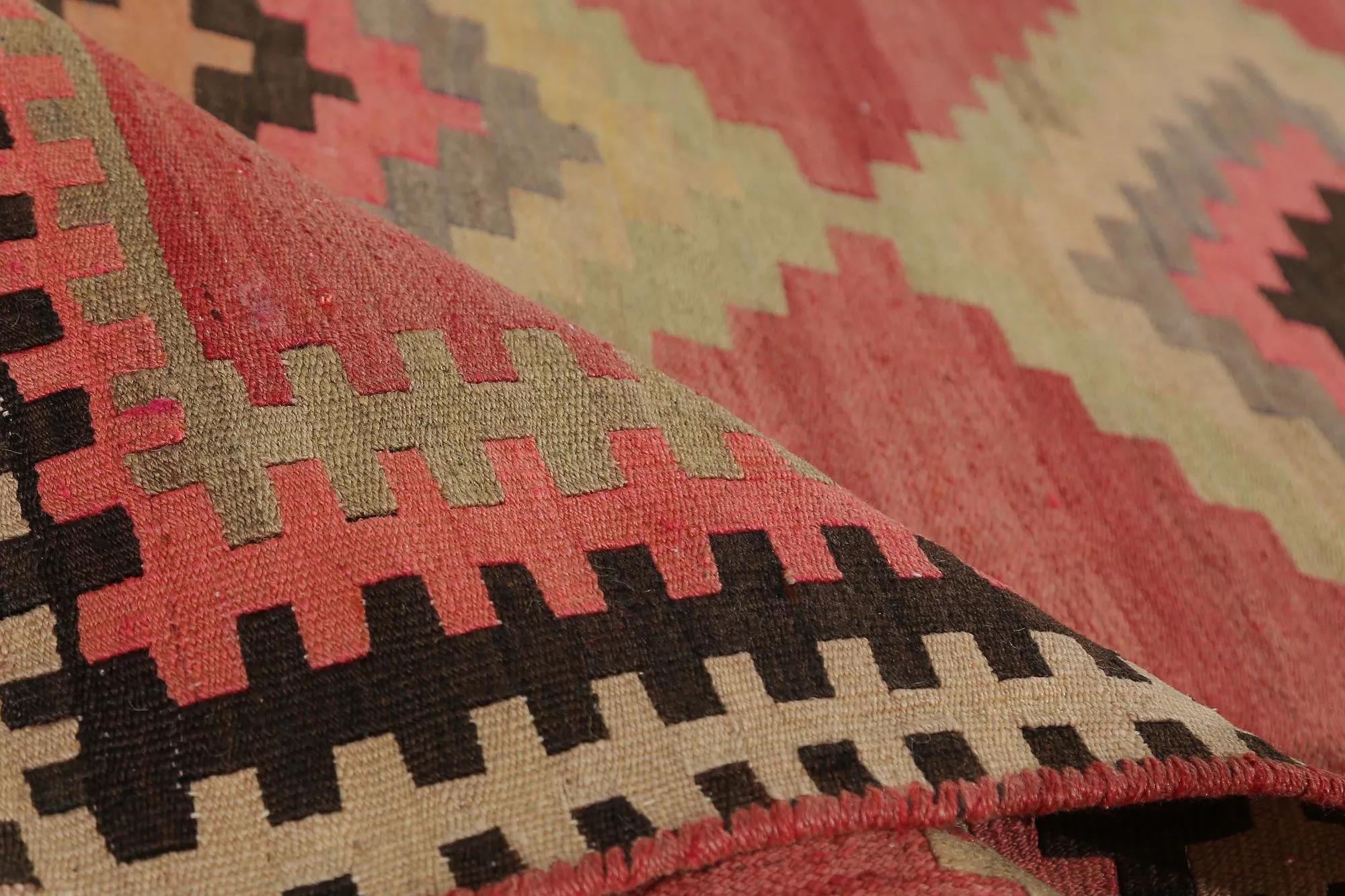 Entdecken Sie die Eleganz der türkischen Kilims mit Teppichen. Dieses exklusive Design, das mit viel Liebe zum Detail entworfen wurde, ist perfekt, um Ihren Raum zu verschönern.