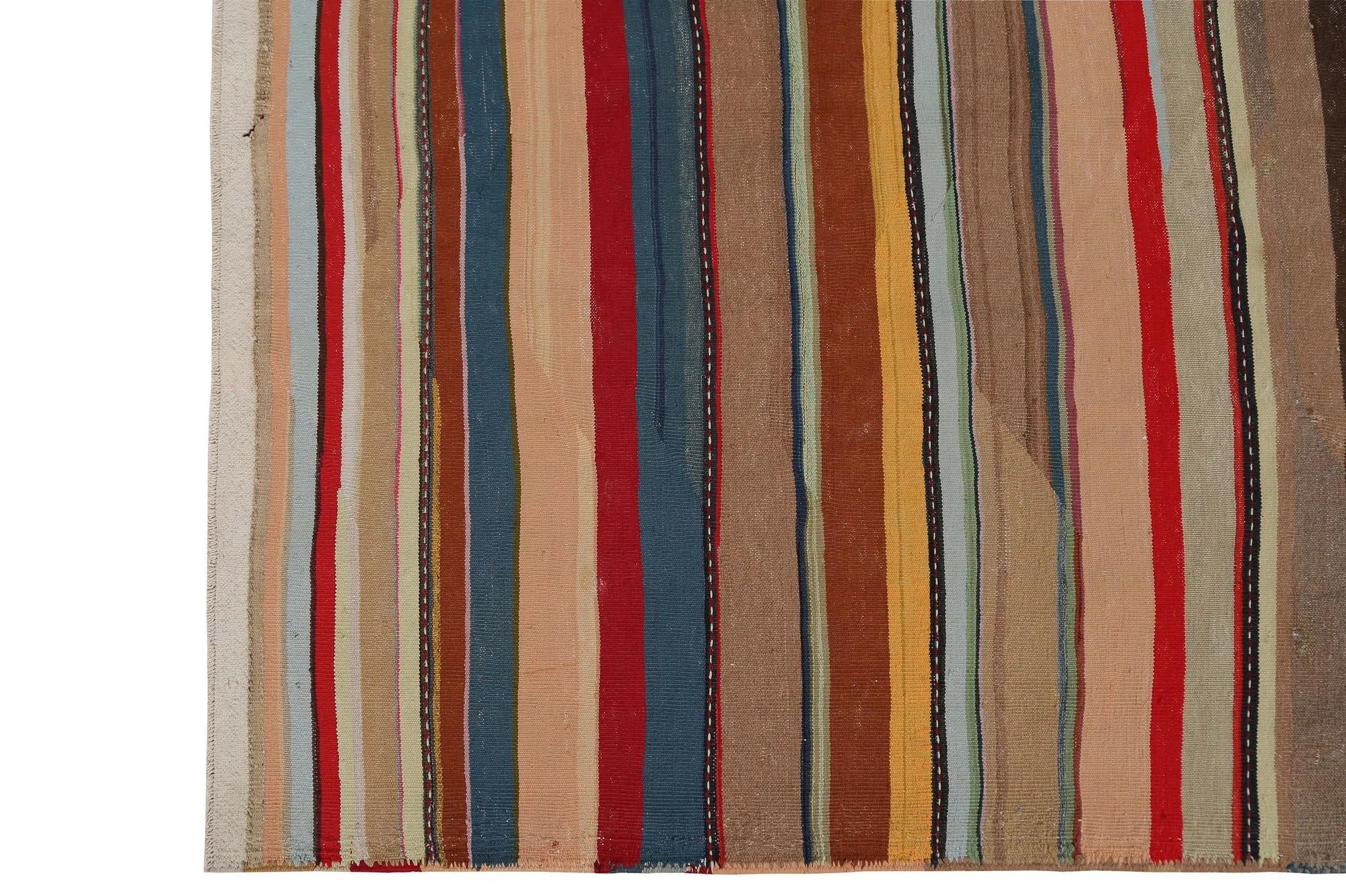 Scopri l'eleganza dei Rug & Kilim della Turchia. Progettato con una meticolosa attenzione ai dettagli, questo design esclusivo è perfetto per valorizzare il tuo spazio.