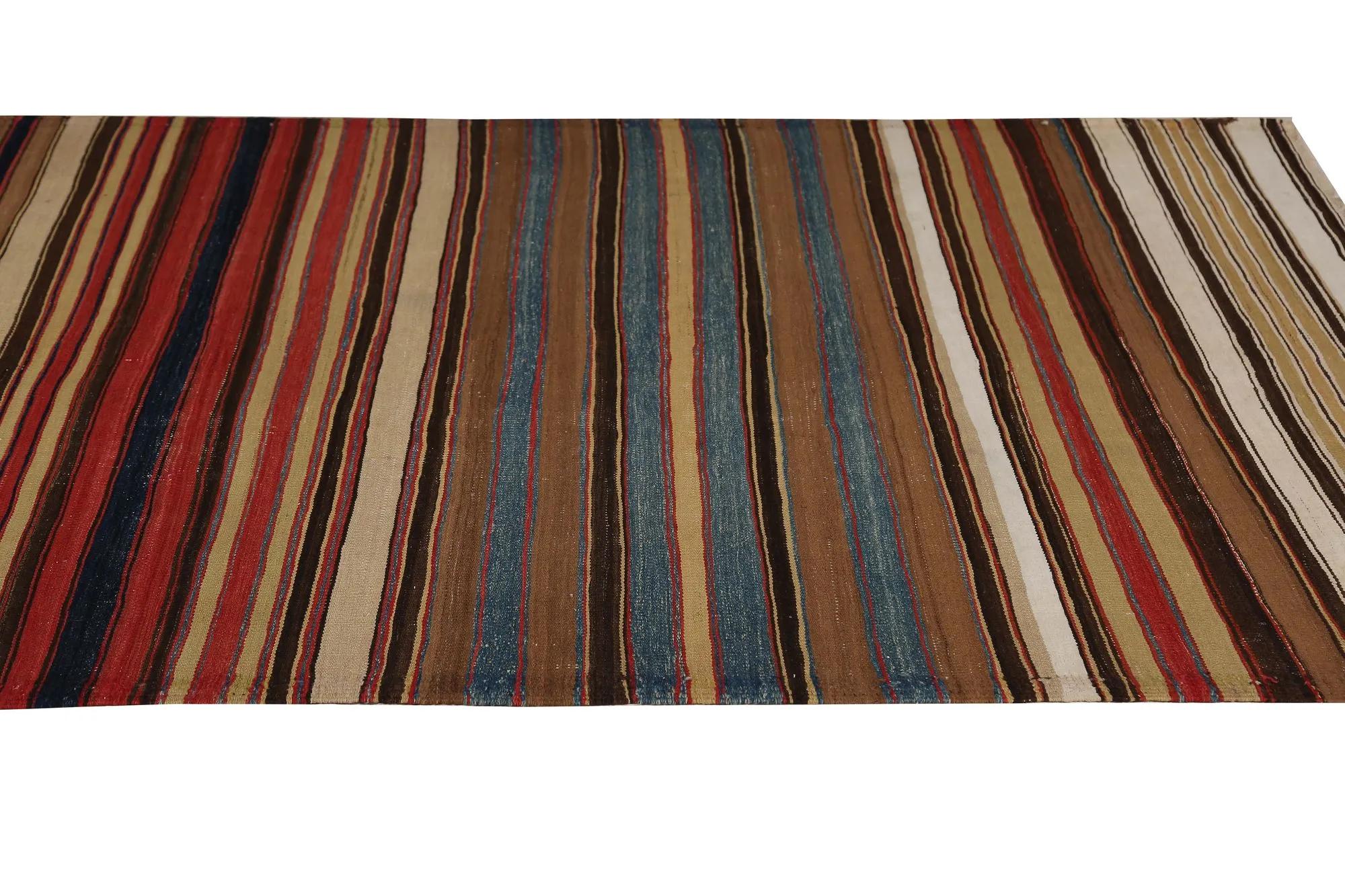 Scopri l'eleganza dei Rug & Kilim della Turchia. Progettato con una meticolosa attenzione ai dettagli, questo design esclusivo è perfetto per valorizzare il tuo spazio.