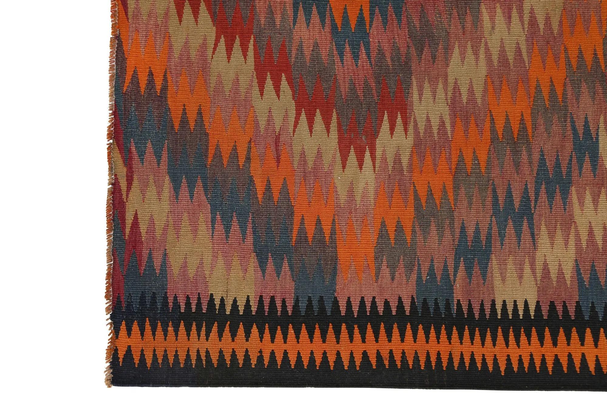Scopri l'eleganza dei Rug & Kilim della Turchia. Progettato con una meticolosa attenzione ai dettagli, questo design esclusivo è perfetto per valorizzare il tuo spazio.