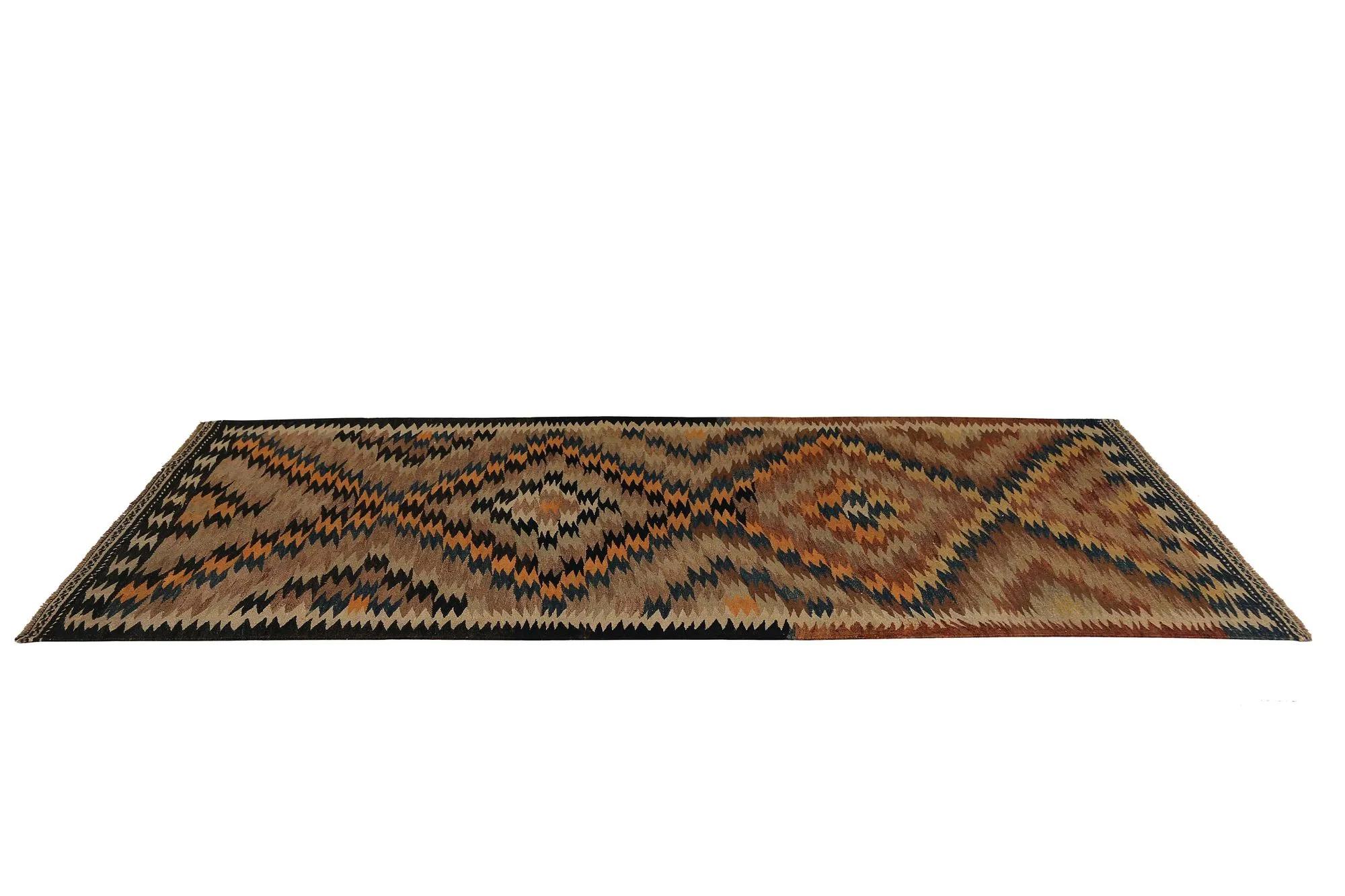 Scopri l'eleganza dei Rug & Kilim della Turchia. Progettato con una meticolosa attenzione ai dettagli, questo design esclusivo è perfetto per valorizzare il tuo spazio.