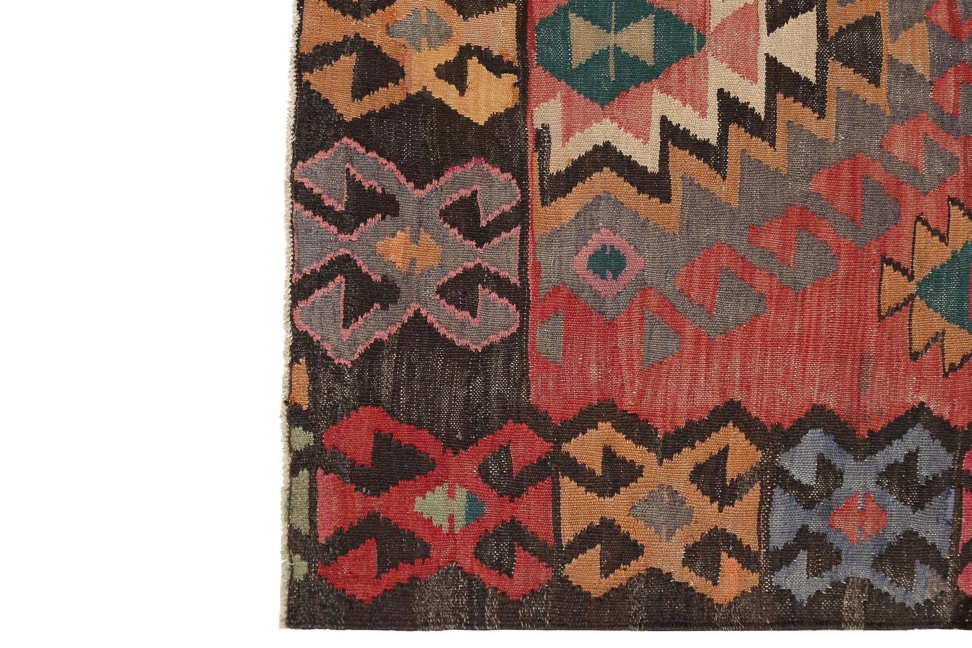 Scopri l'eleganza dei Rug & Kilim della Turchia. Progettato con una meticolosa attenzione ai dettagli, questo design esclusivo è perfetto per valorizzare il tuo spazio.