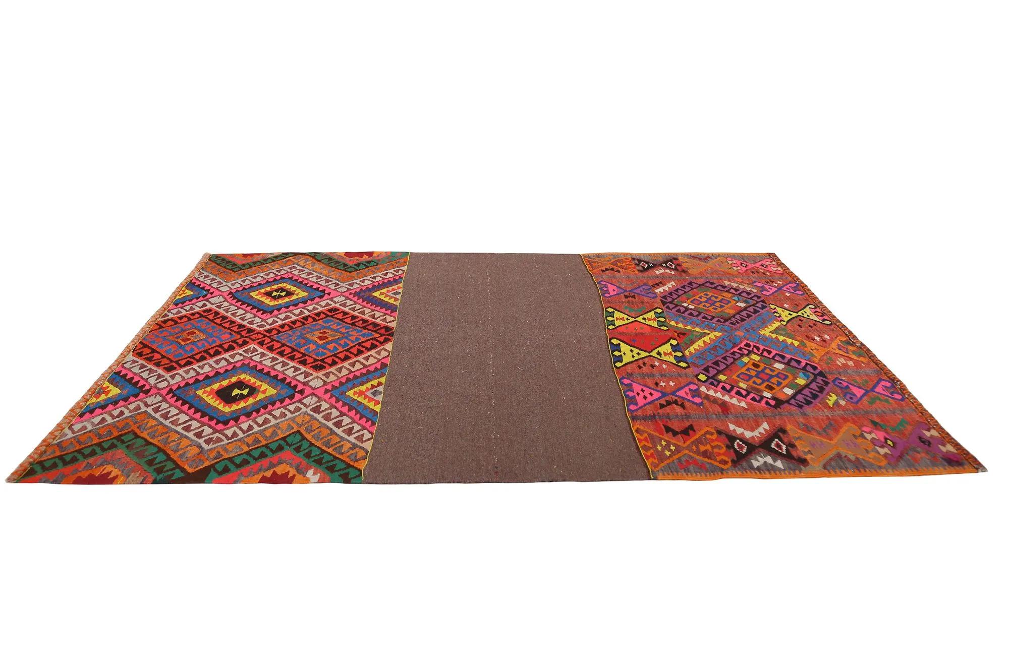 Entdecken Sie die Eleganz der türkischen Kilims mit Teppichen. Dieses exklusive Design, das mit viel Liebe zum Detail entworfen wurde, ist perfekt, um Ihren Raum zu verschönern.
