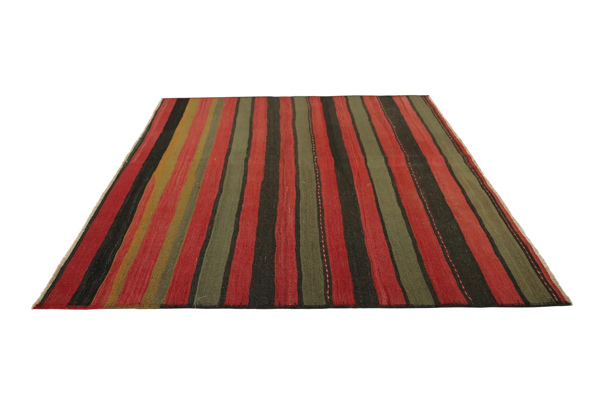 Entdecken Sie die Eleganz der türkischen Kilims mit Teppichen. Dieses exklusive Design, das mit viel Liebe zum Detail entworfen wurde, ist perfekt, um Ihren Raum zu verschönern.