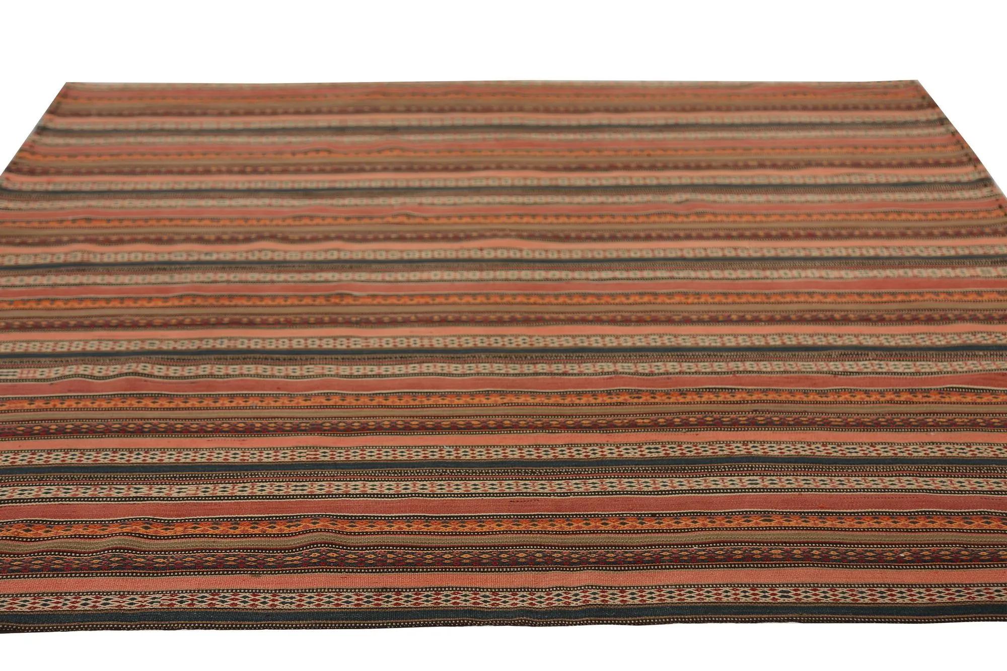 Scopri l'eleganza dei Rug & Kilim della Turchia. Progettato con una meticolosa attenzione ai dettagli, questo design esclusivo è perfetto per valorizzare il tuo spazio.